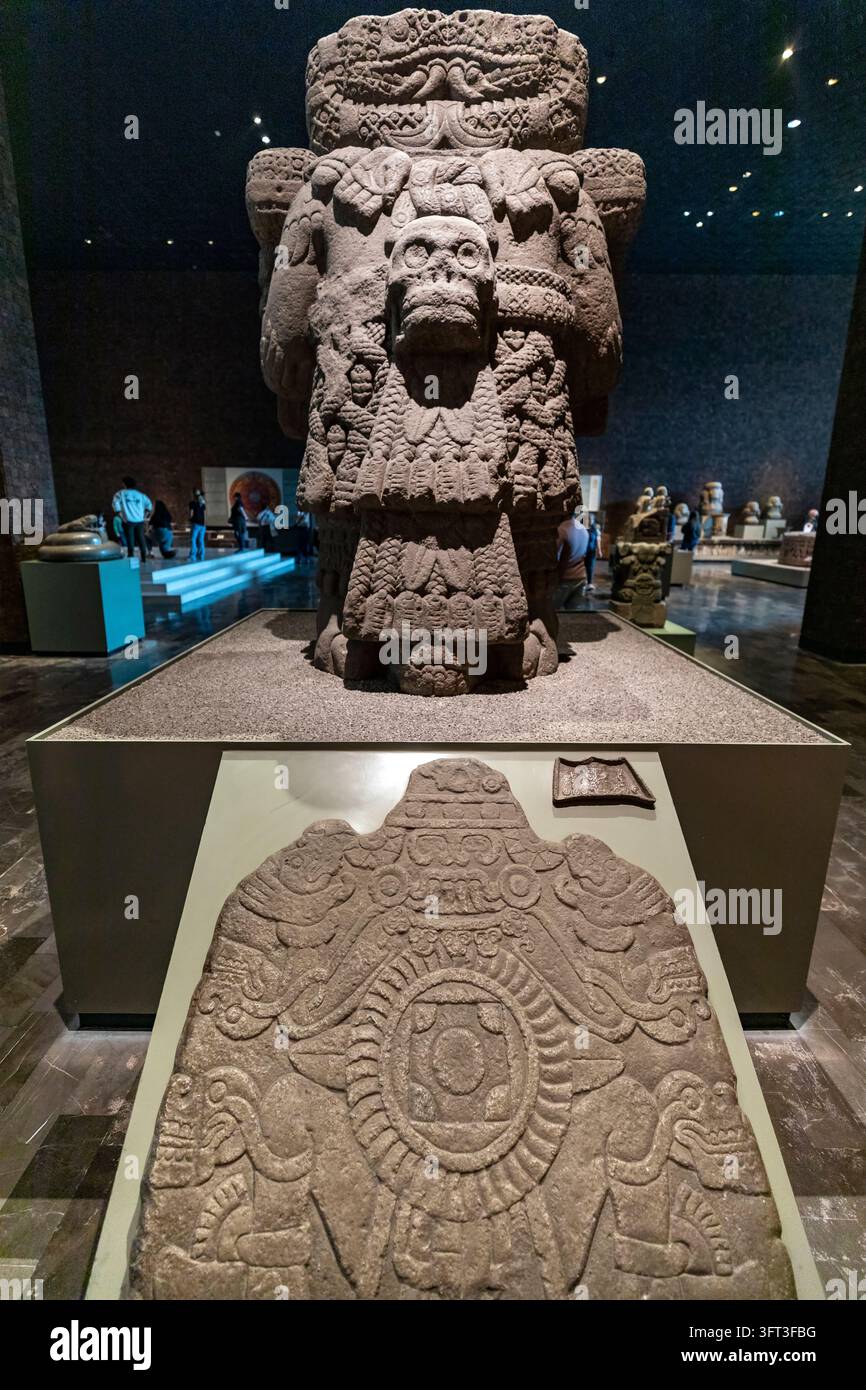 Statue colossale en pierre de la déesse aztèque de la terre Coatlicue se dresse dans la salle Mexica du Musée national d'anthropologie, Mexico, Mexique Banque D'Images