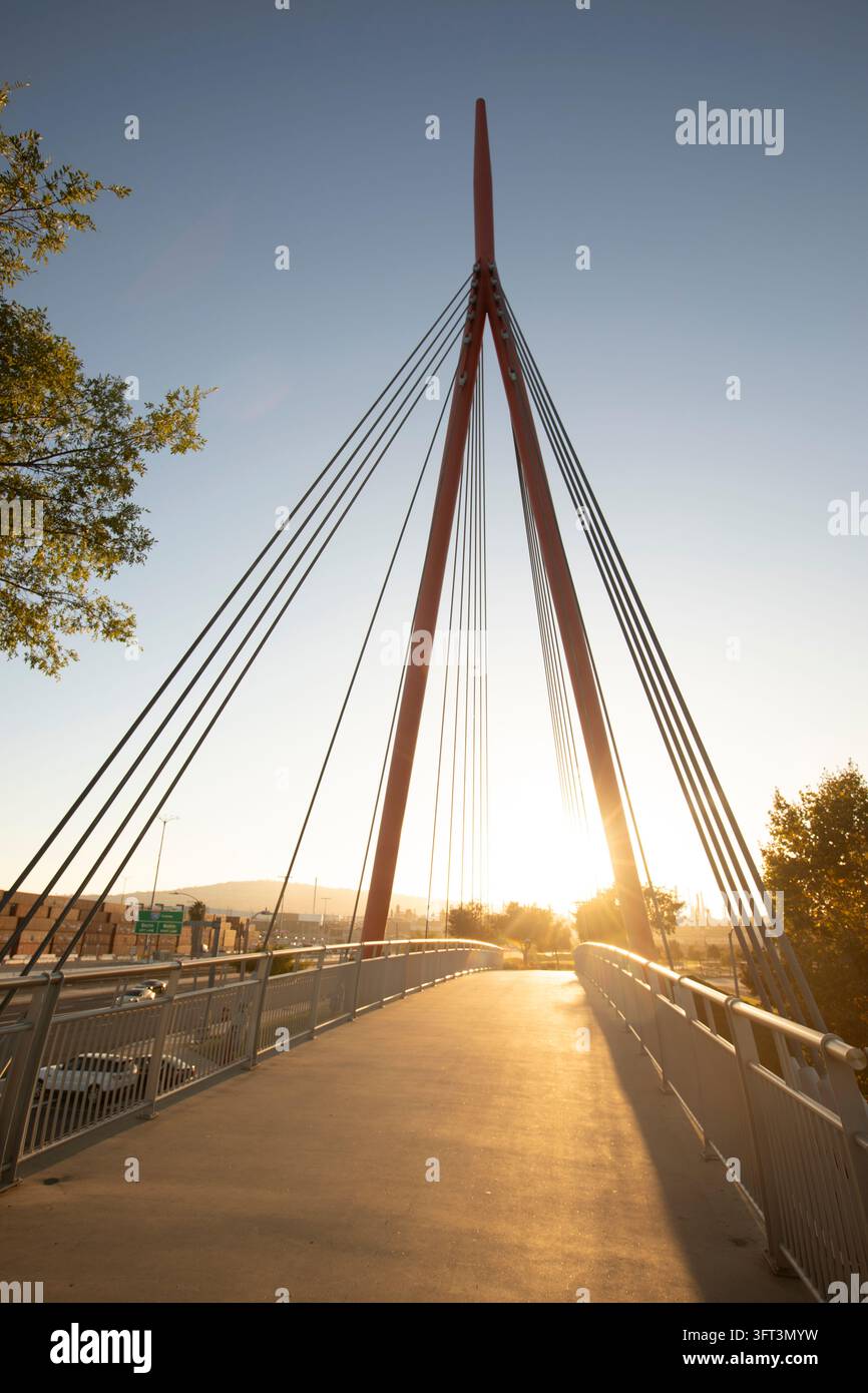 Wilmington, Californie, États-Unis - 18 septembre 2026 : Le soleil couchant illumine un pont suspendu au parc Waterfront de Wilmington. Banque D'Images
