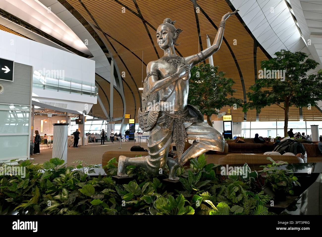 Close-up d'une statue en argent de Kinnaree – une divinité mi-femme, mi-oiseau de la mythologie thaïlandaise – dans le terminal Satellite 1 (SAT-1) de l'aéroport Suvarnabhumi Banque D'Images