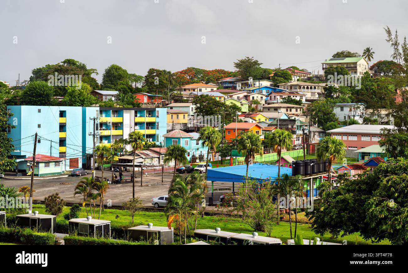 Vue panoramique des bâtiments résidentiels colorés et vibrants et de la végétation tropicale en pente à Castries, Sainte-Lucie. Banque D'Images