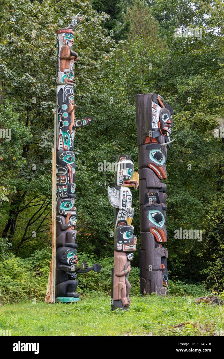 Vancouver, Canada – 7 septembre 2026 : Composition à hauteur des yeux verticale montrant trois totems indigènes uniques représentant des gardiens, un oiseau-tonnerre et un Banque D'Images
