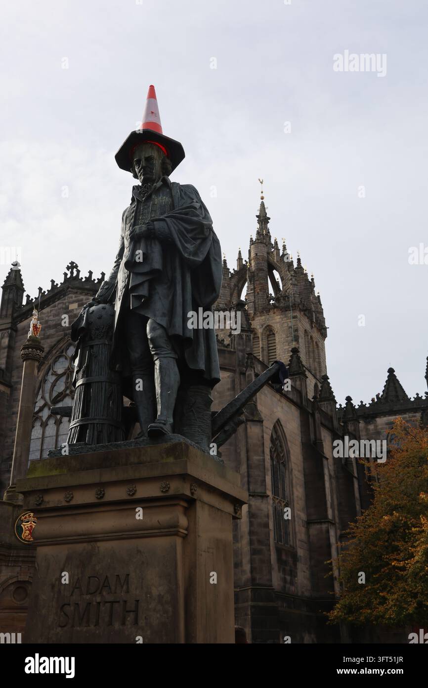 Statue d'Adam Smith avec un cône de signalisation sur la tête Édimbourg Écosse octobre 2026 Banque D'Images