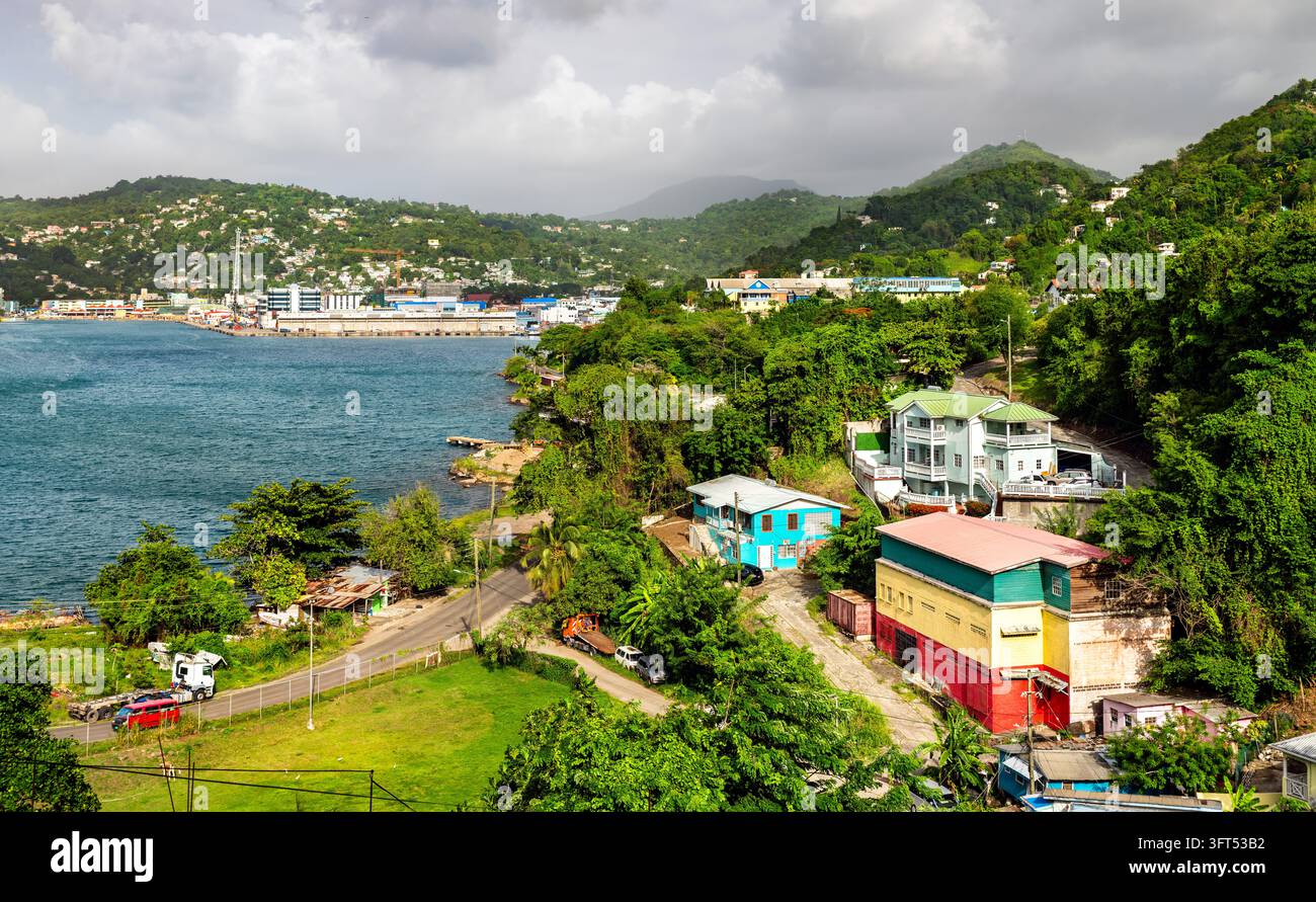 Vue aérienne du port de Castries avec des maisons résidentielles colorées et des collines tropicales verdoyantes à Saint-Lucie. Banque D'Images