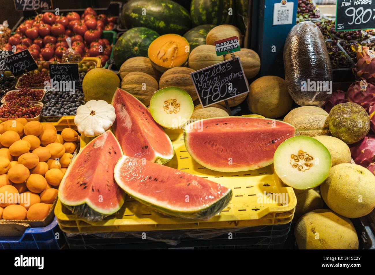 Budapest, Hongrie, 25 juin 2026 : Un étal de marché coloré présente de la pastèque tranchée et des fruits frais variés. Banque D'Images