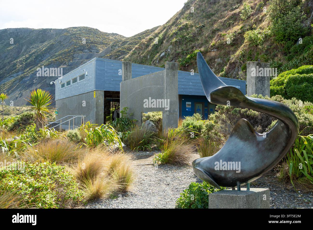 La zone d’entrée et les installations publiques du centre d’accueil de la réserve de Te Kopahou sur la côte sud de Wellington, Nouvelle-Zélande Banque D'Images