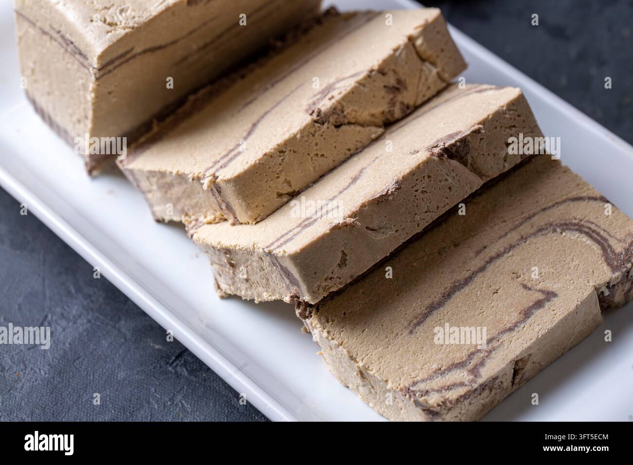 Halva sésame en marbre avec le cacao Banque D'Images