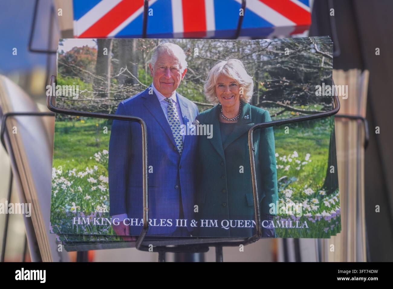 SM le roi Charles III et SM la reine Camilla sur une carte postale souvenir Banque D'Images