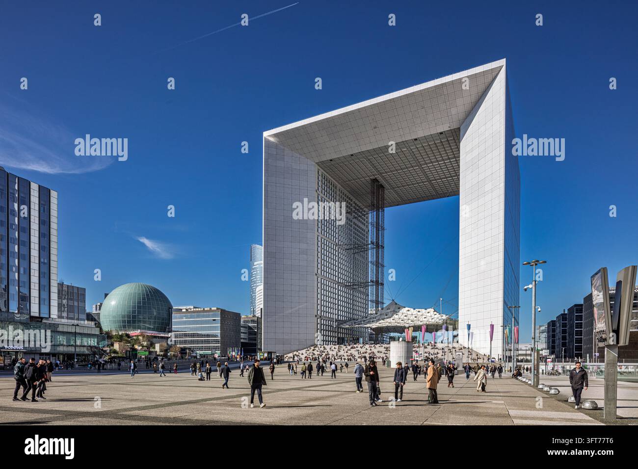 Grande Arche de la Défense à Paris, France, un bâtiment de bureaux moderniste monumental surplombant la place piétonne du quartier d'affaires de La Défense Banque D'Images