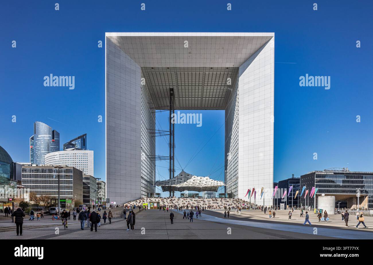 Grande Arche de la Défense à Paris, France, un bâtiment de bureaux moderniste monumental surplombant la place piétonne du quartier d'affaires de La Défense Banque D'Images