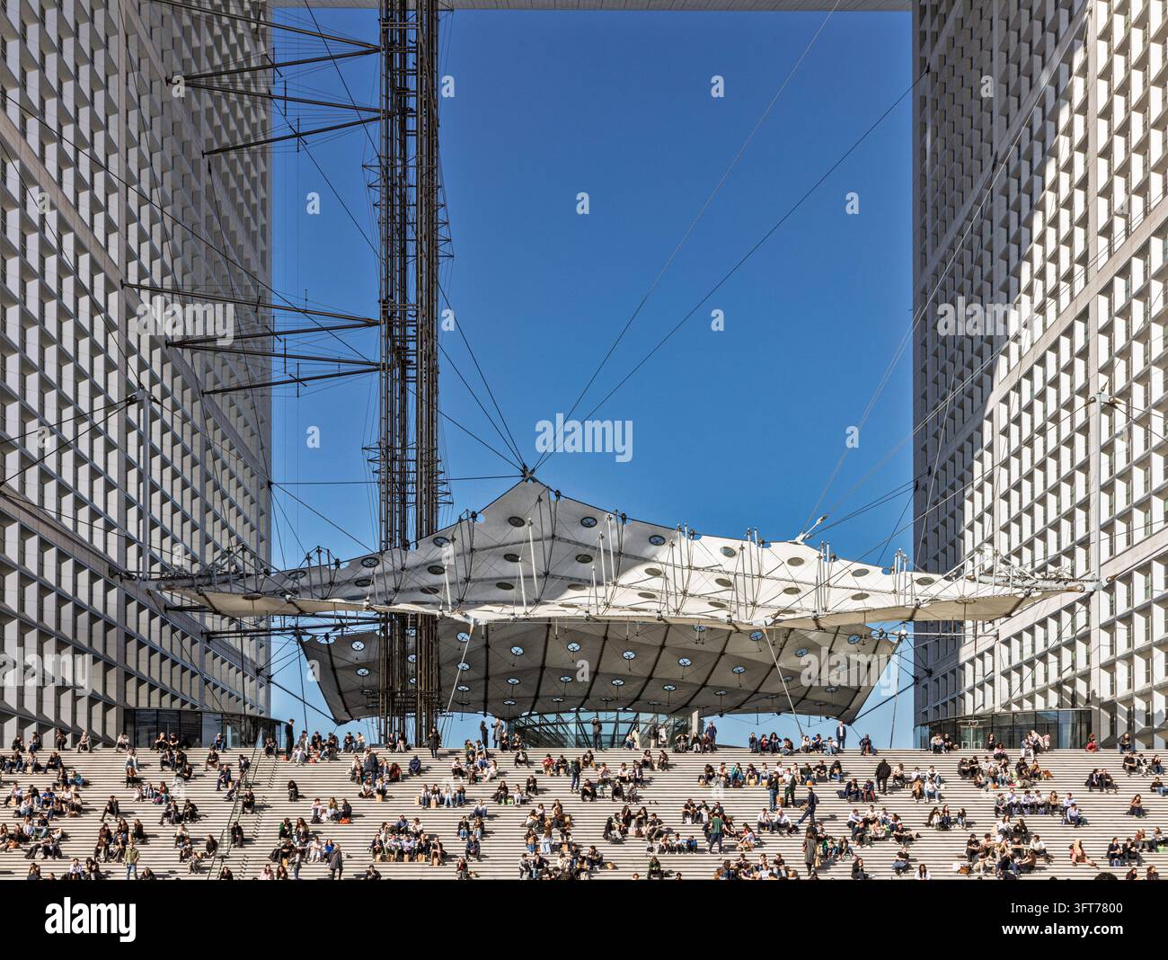 Grande Arche de la Défense à Paris, France, un bâtiment de bureaux moderniste monumental surplombant la place piétonne du quartier d'affaires de La Défense Banque D'Images