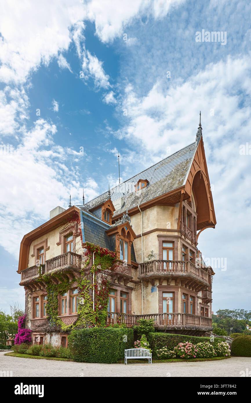 Bâtiment de style britannique pittoresque à Comillas. El Duque. Cantabrie, Espagne Banque D'Images