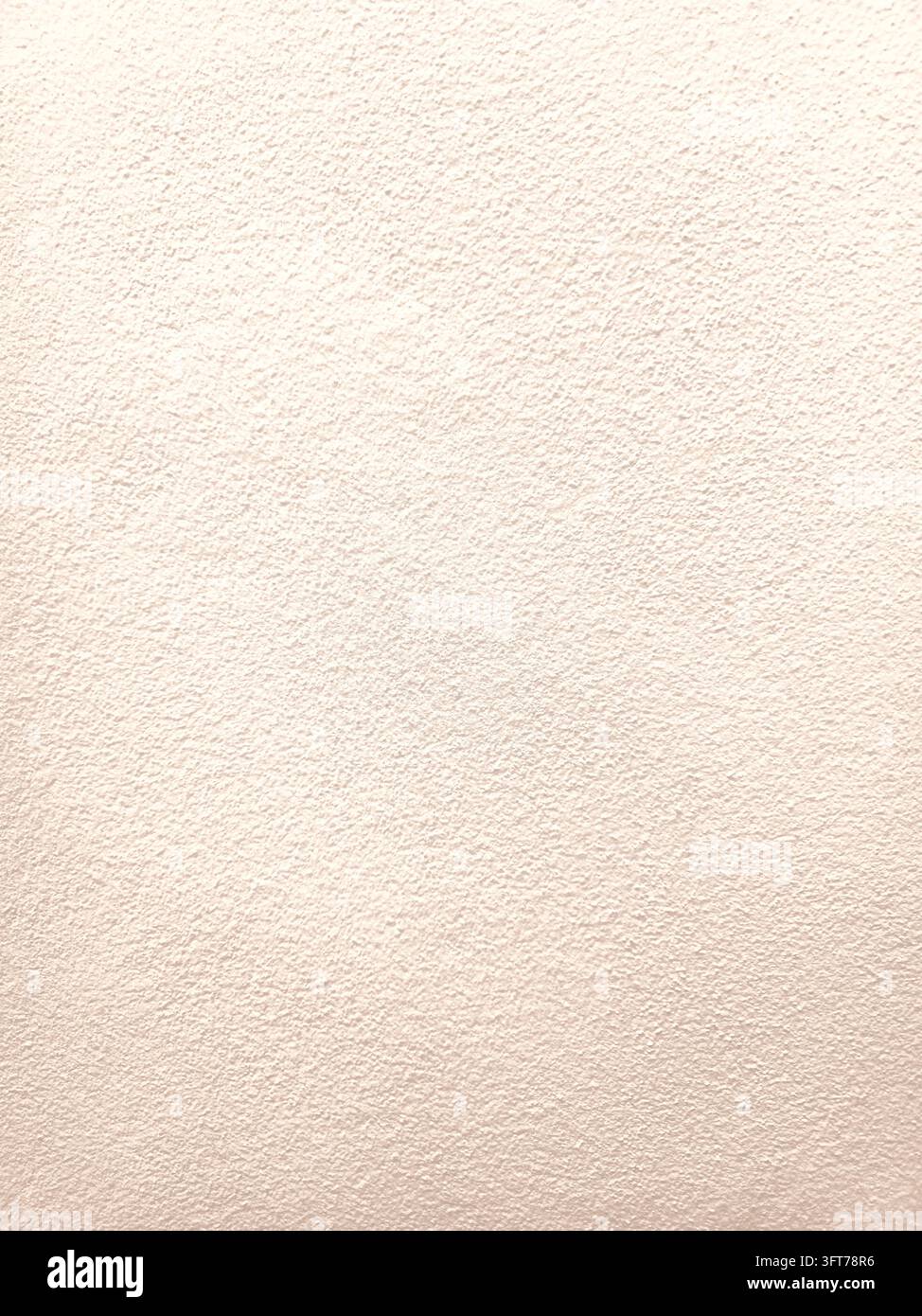 gros plan d'une texture de mur en béton blanc antique avec une surface peinte rugueuse et des imperfections naturelles subtiles, idéale comme fond abstrait neutre - Image de stock capturée avec un smartphone