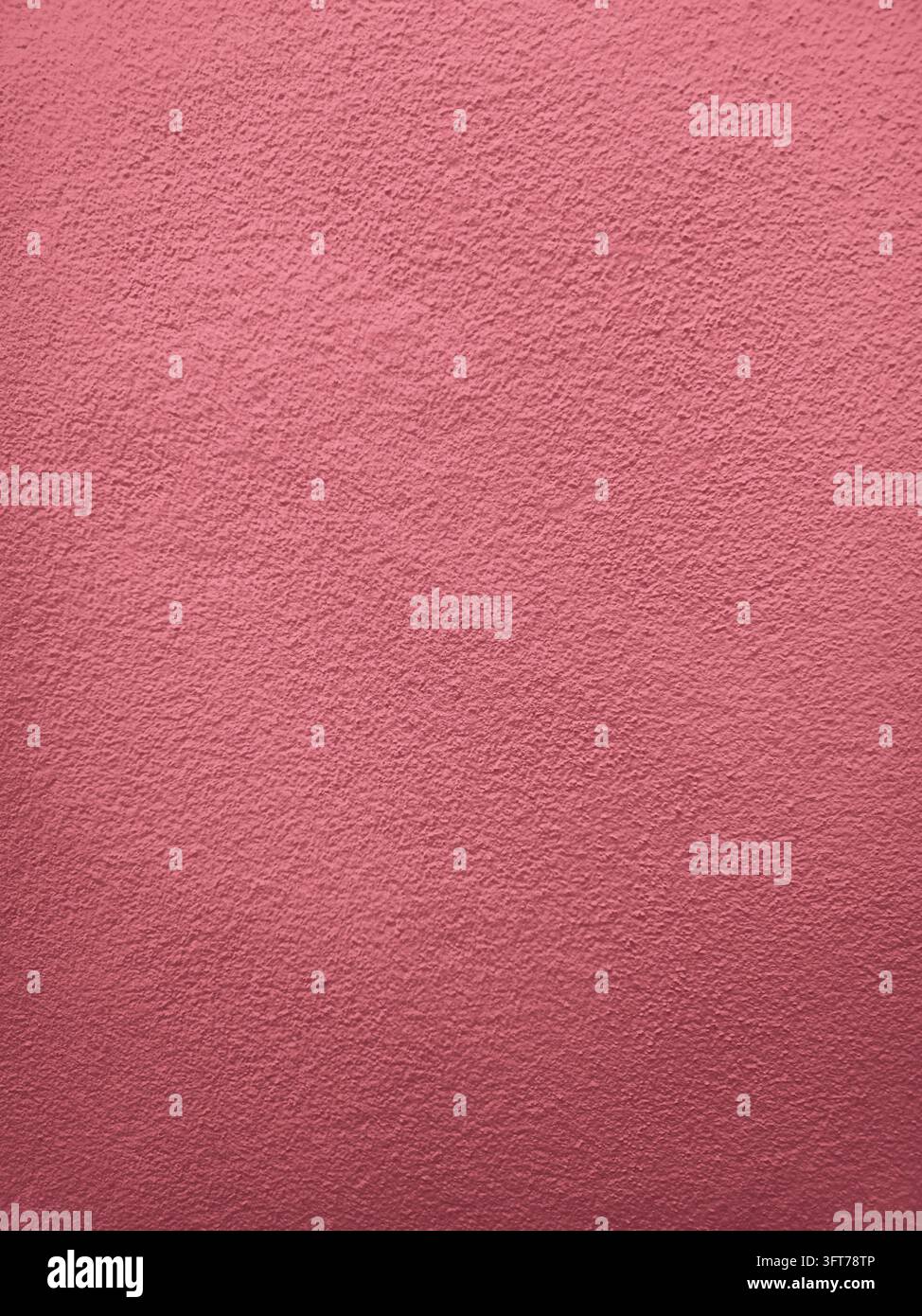 Texture de mur en béton rouge brique avec une surface en plâtre rugueuse et une variation de tons subtile, idéale pour les arrière-plans, les maquettes de design architectural et la créativité - Image de stock capturée avec un smartphone