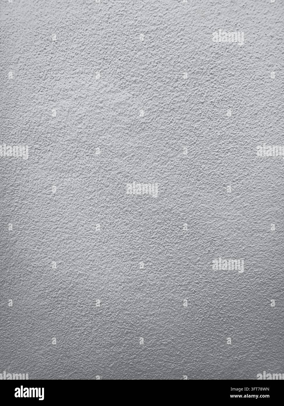 Texture de mur en béton gris avec une surface en plâtre rugueuse et des variations de tons subtiles, adaptée pour les arrière-plans, la conception d'intérieurs architecturaux et les maquettes - Image de stock capturée avec un smartphone