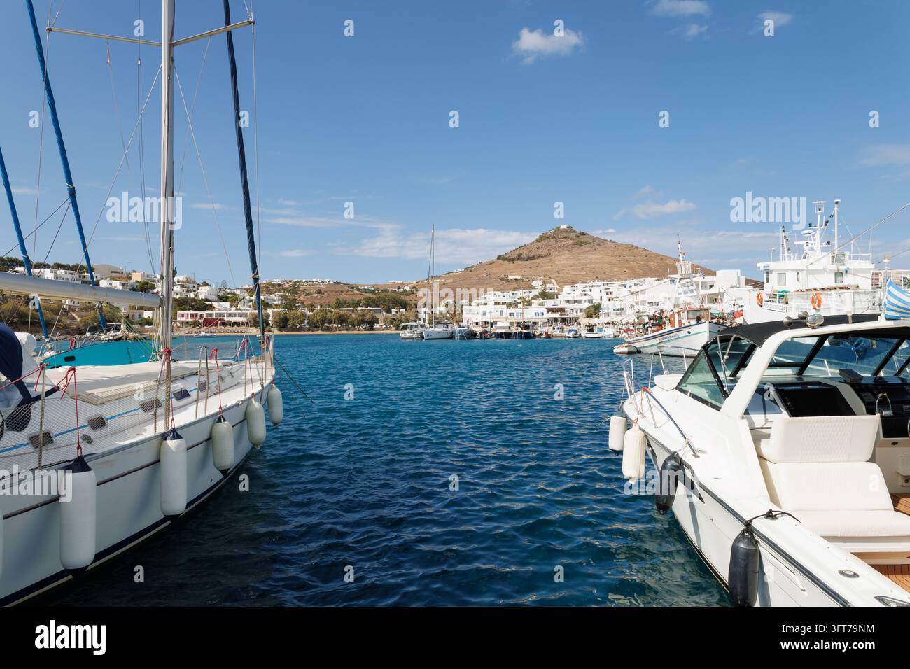 Yachts et bateaux amarrés dans la marina, avec un fond montagneux, à Piso Livadi, Paros, Grèce. Banque D'Images