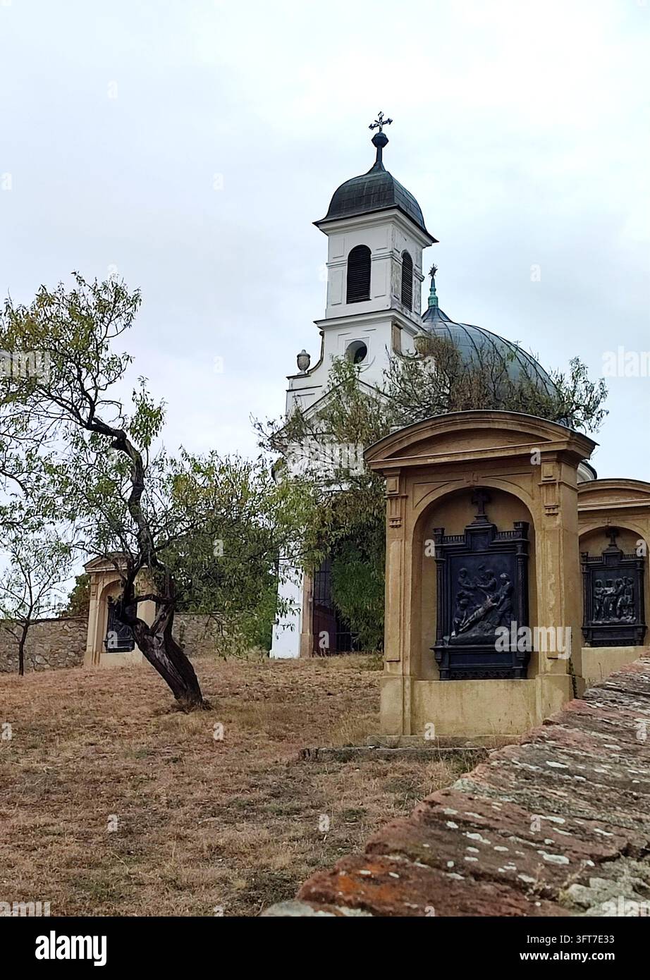 Chapelle du Calvaire et Stations du Chemin de Croix sur la colline de Kálvária à Pécs, Hongrie - Image de stock capturée avec un smartphone