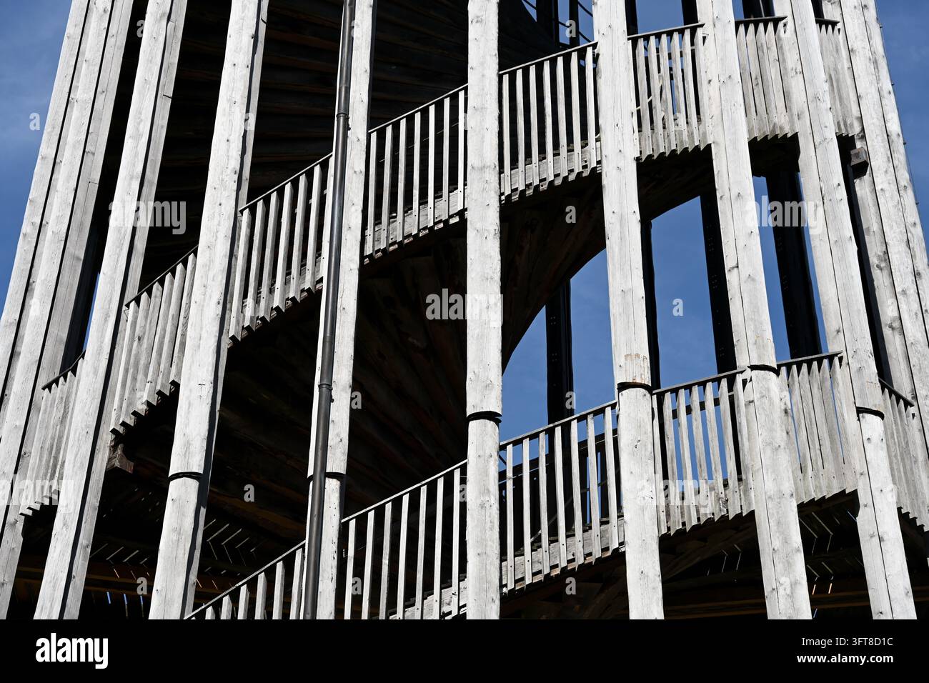 Escalier circulaire ou en colimaçon Tour de Sauvabelin ou Tour Sauvabelin (35 m 2002) une tour d'observation en bois ou tour panoramique Lausanne Suisse Banque D'Images
