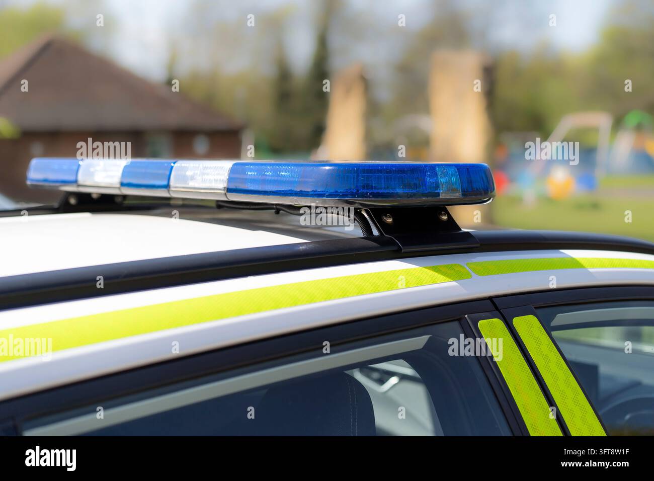 Vue du toit d'une voiture de police avec des lumières bleues Banque D'Images