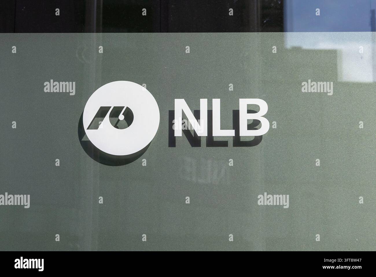 Ljubljana, Slovénie - 21 septembre 2026 : Le logo de la banque NLB est bien visible sur la vitrine de la banque à Ljubljana, en Slovénie. Banque D'Images