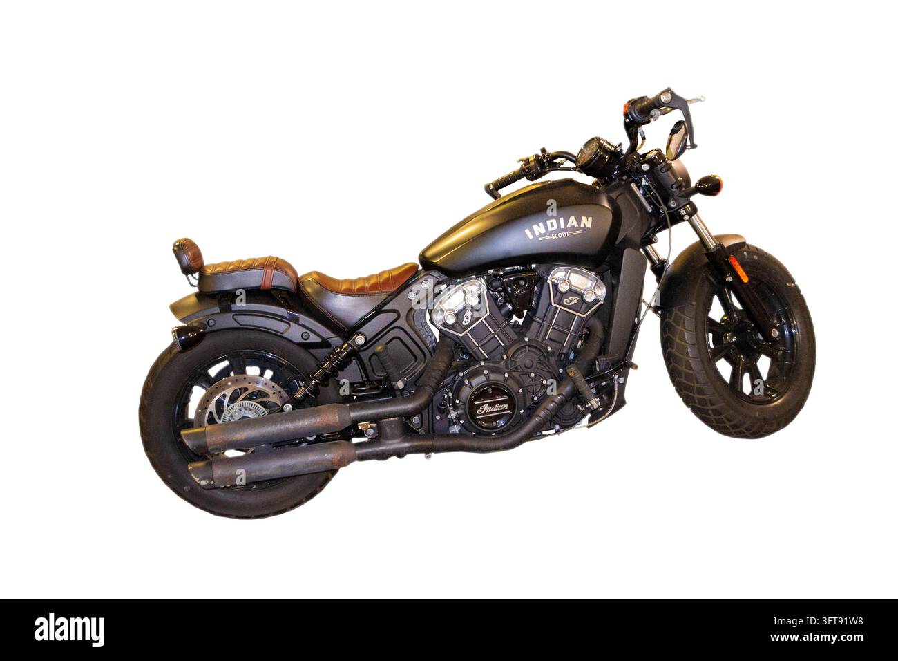 Vue découpée en studio d'une moto cruiser Indian Scout Bobber noire avec siège en cuir isolé sur un fond blanc immaculé. Banque D'Images