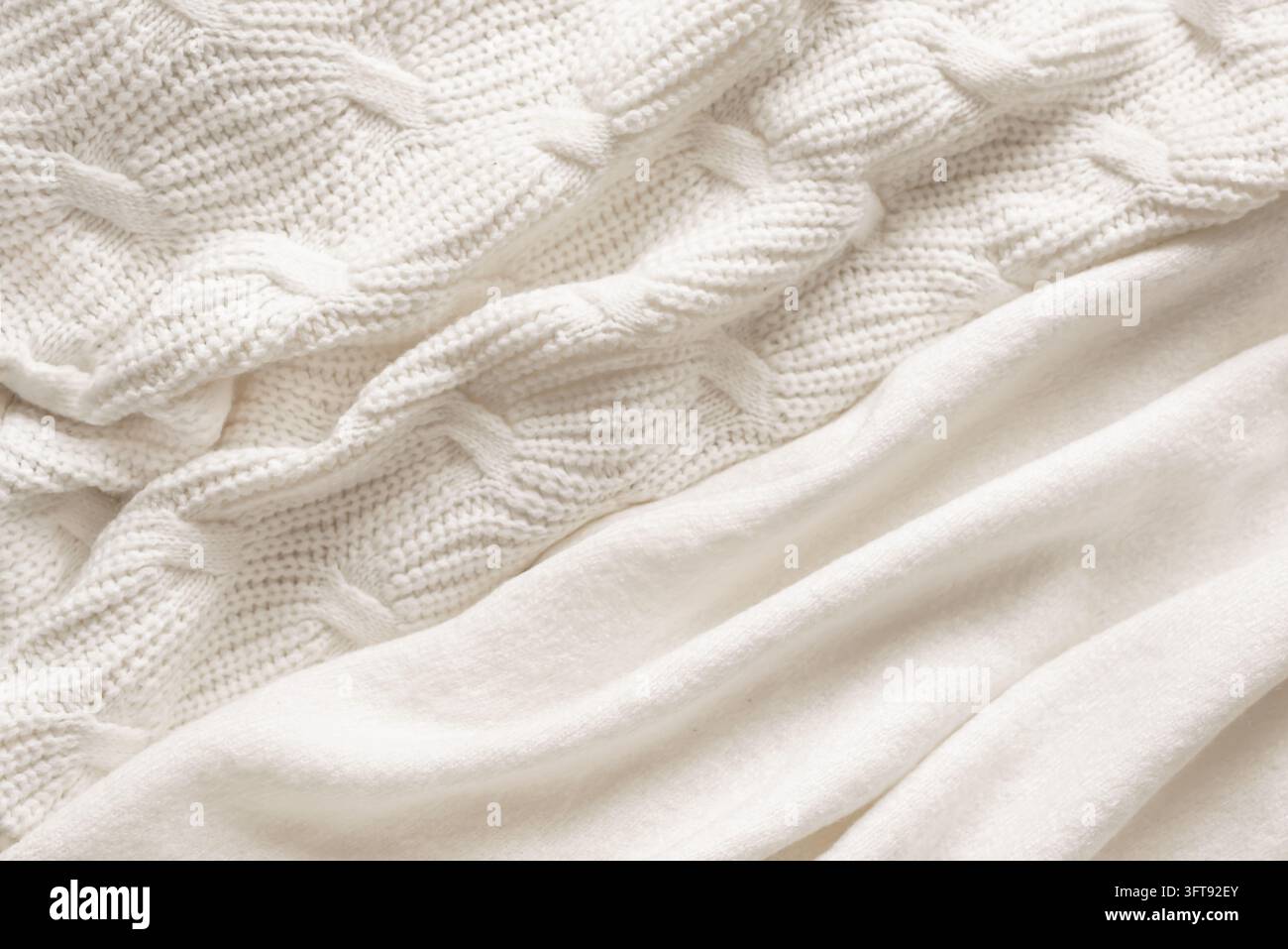 Diverses tissus tricotés blancs, textures de laine douces et chaudes de tricots pour l'automne et l'hiver. Conception de concept de maison hygge et cosy. Banque D'Images