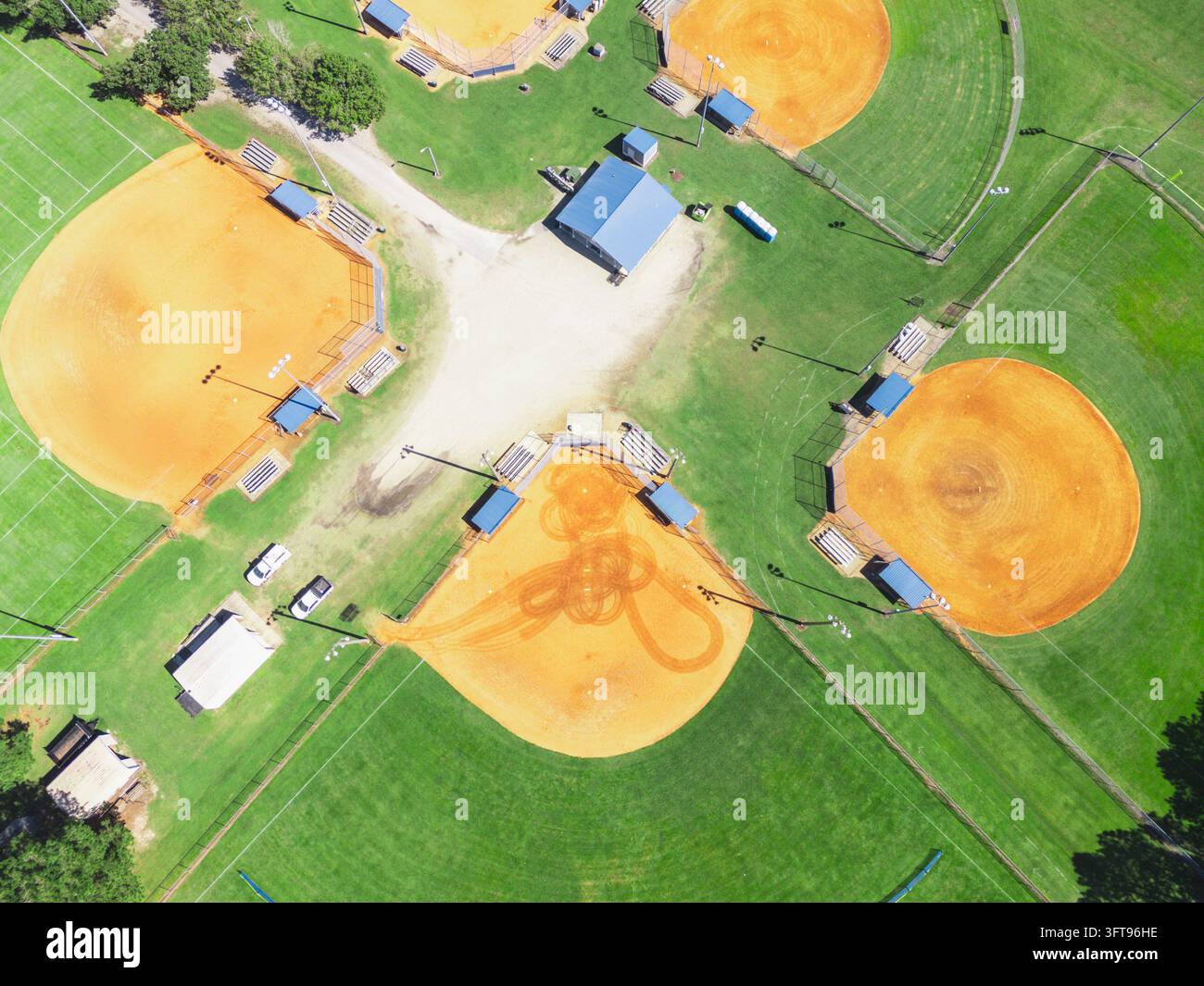 Vue aérienne des terrains de baseball et de softball du Northwest District Park, avec des champs intérieurs en terre et des champs extérieurs en gazon vert à Leland, en Caroline du Nord, États-Unis Banque D'Images