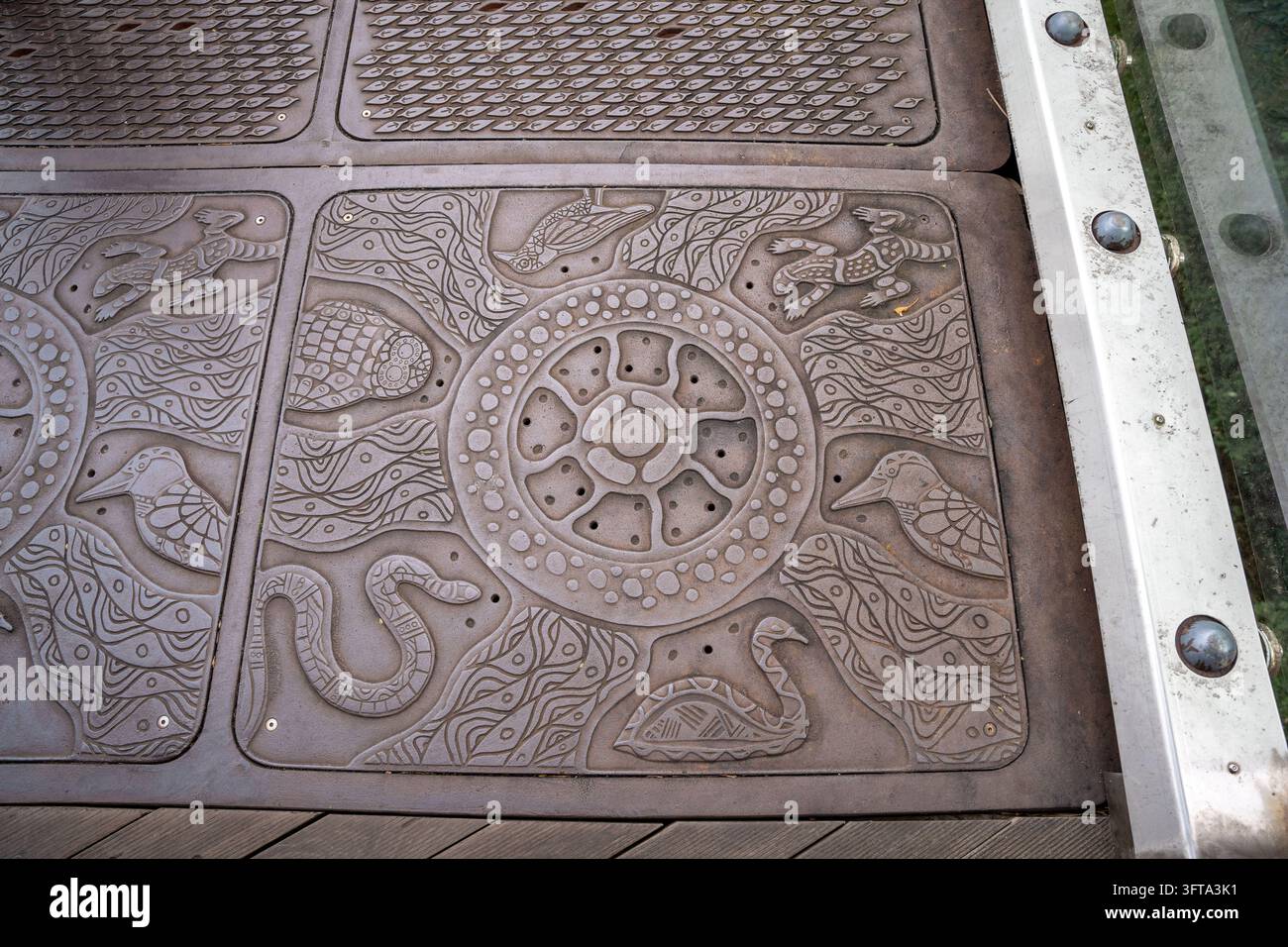 Carreaux de sol en métal coulé avec des motifs d'animaux autochtones australiens sur un passage public, Perth, Australie-Occidentale Banque D'Images