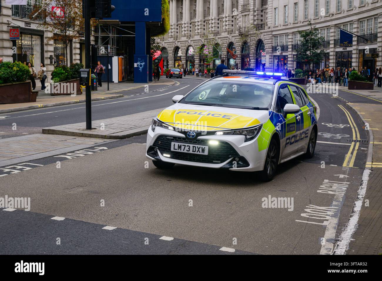 Londres, Royaume-Uni - 11 septembre 2026 ; Voiture de police métropolitaine répondant avec les gyrophares allumés sur Regent Street au centre de Londres Banque D'Images