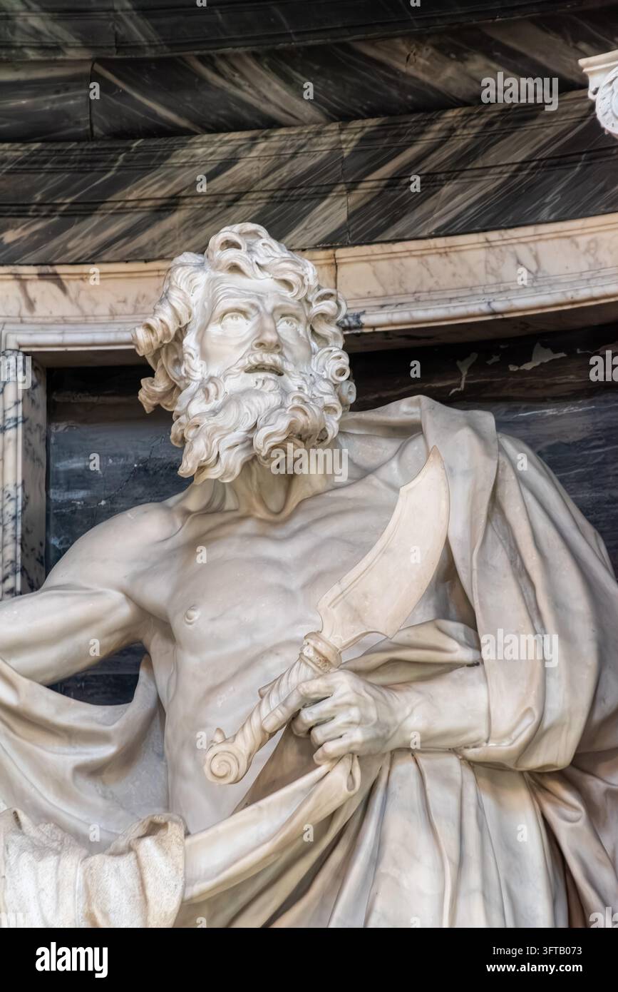 Rome, Italie – 10 avril 2026 – Vue rapprochée capturant la statue de saint Barthélemy par Pierre Le Gros à l'intérieur de l'archibasilique Saint-Jean-de-Latran, Rome en Italie Banque D'Images