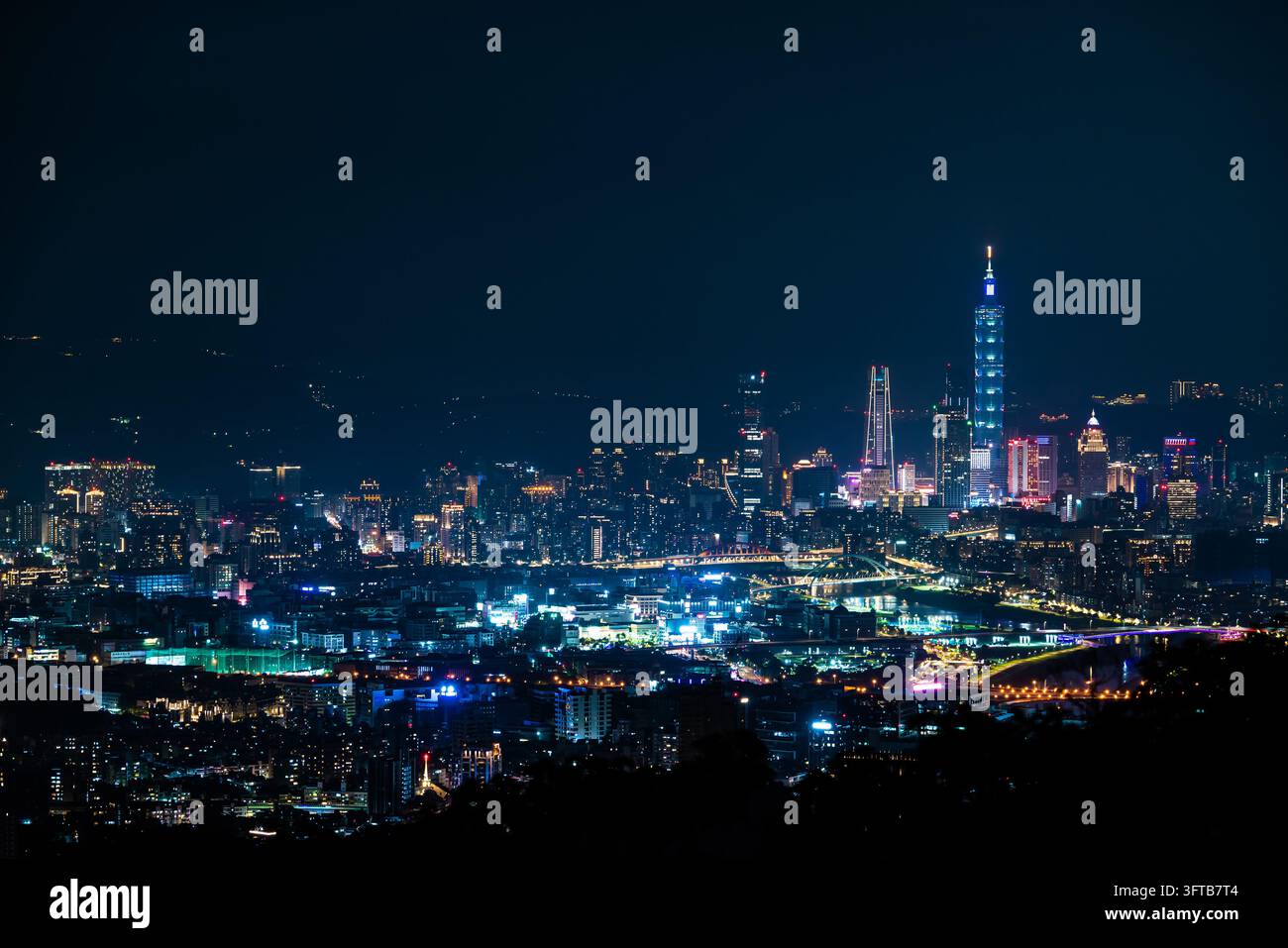 Vue aérienne de la skyline de Taipei la nuit avec Taipei 101 et des gratte-ciel illuminés à Taïwan Banque D'Images