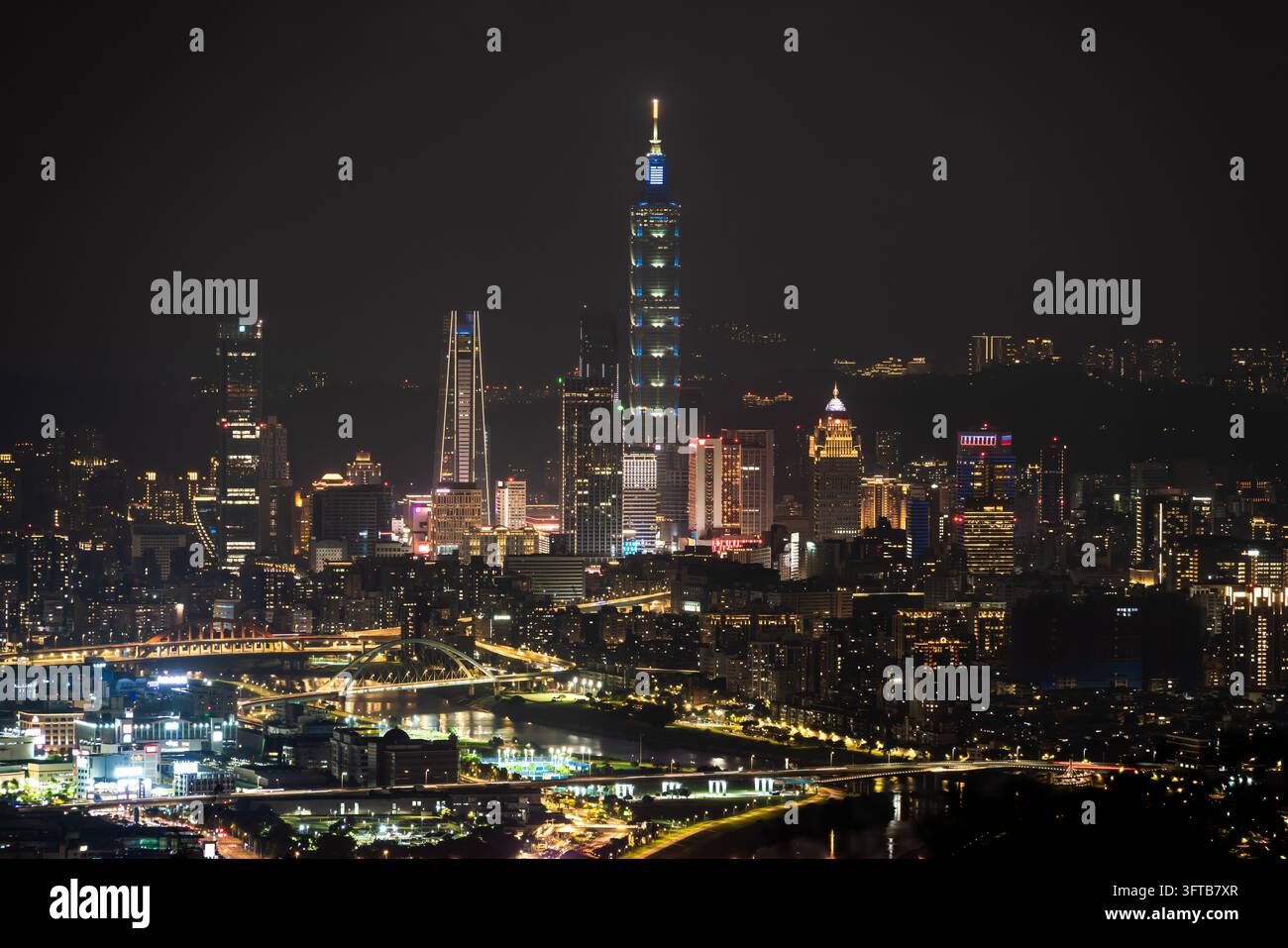 Vue aérienne de la skyline de Taipei la nuit avec Taipei 101 et des gratte-ciel illuminés à Taïwan Banque D'Images
