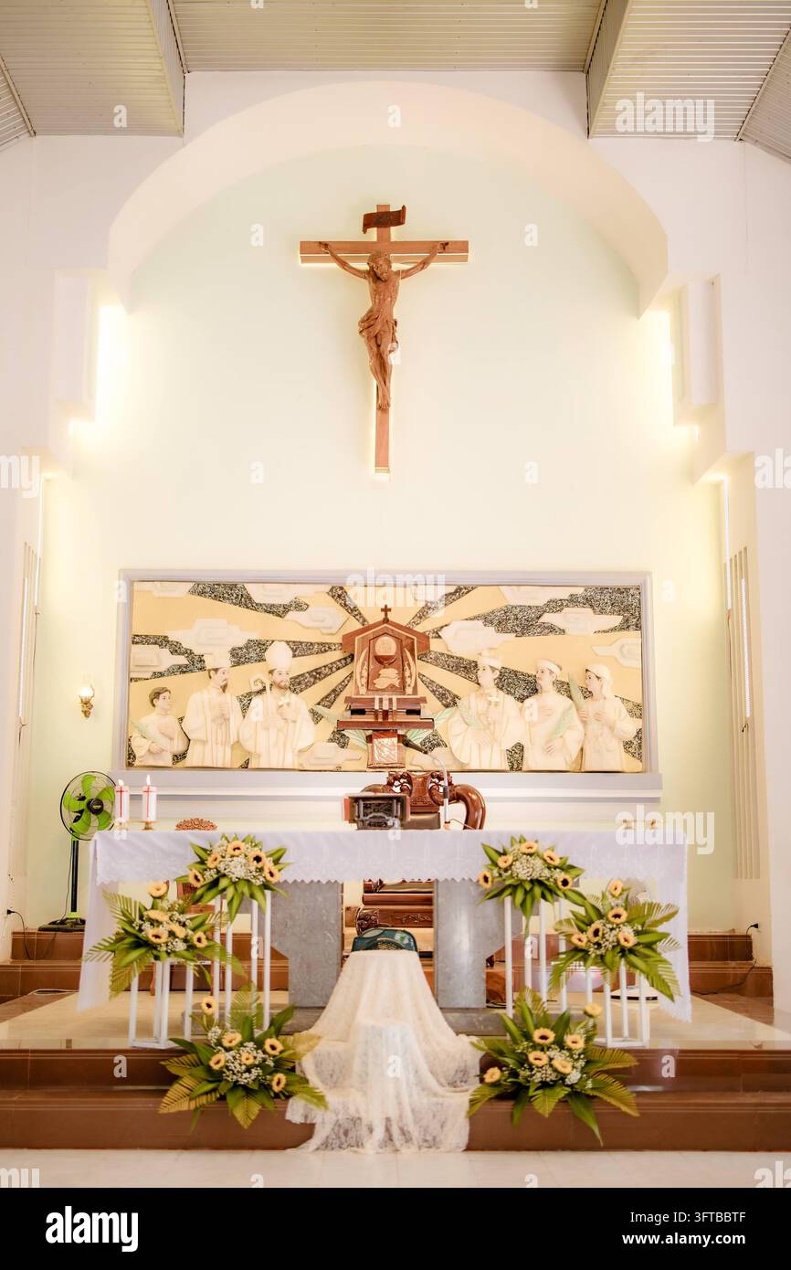 Autel catholique décoré avec des tournesols pour la cérémonie de mariage Banque D'Images