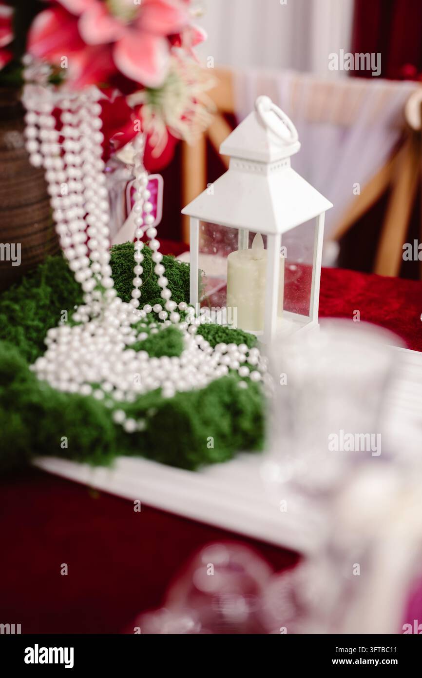 Lanterne à bougie blanche et collier de perles, décoration de table pour fiançailles de mariage chinois Banque D'Images