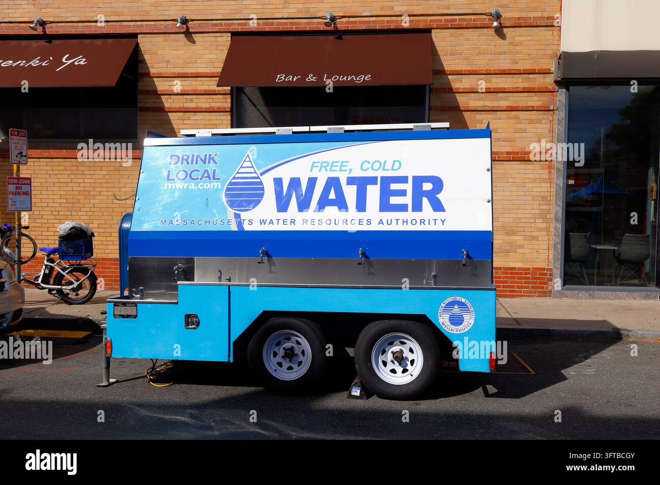 Installation de fontaine d'eau potable mobile de la Massachusetts Water Resources Authority lors d'un festival public à Somerville. Banque D'Images