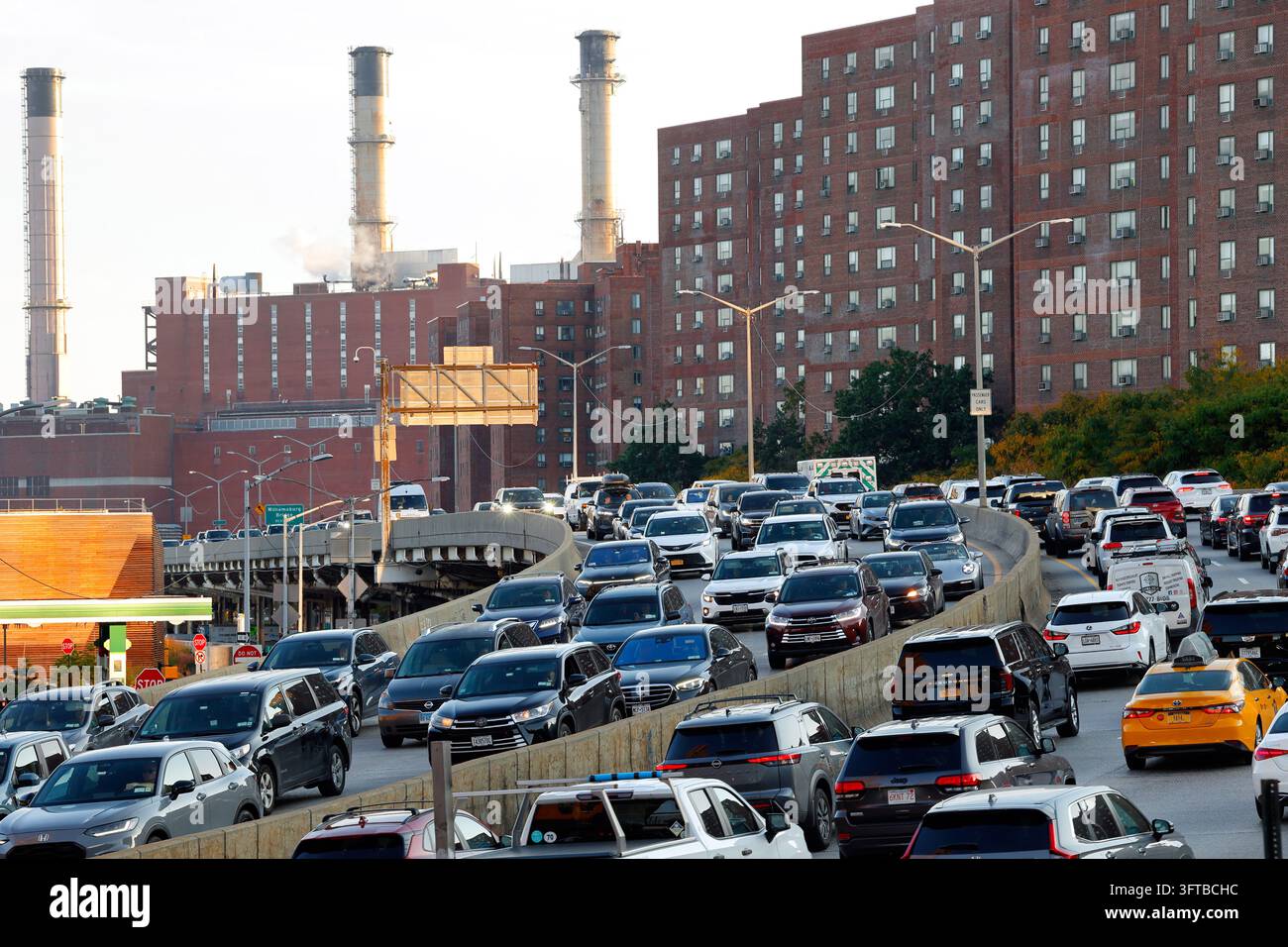 Trafic sur la FDR Highway à Manhattan, New York City, la centrale électrique Con Edison se dresse en arrière-plan. Banque D'Images