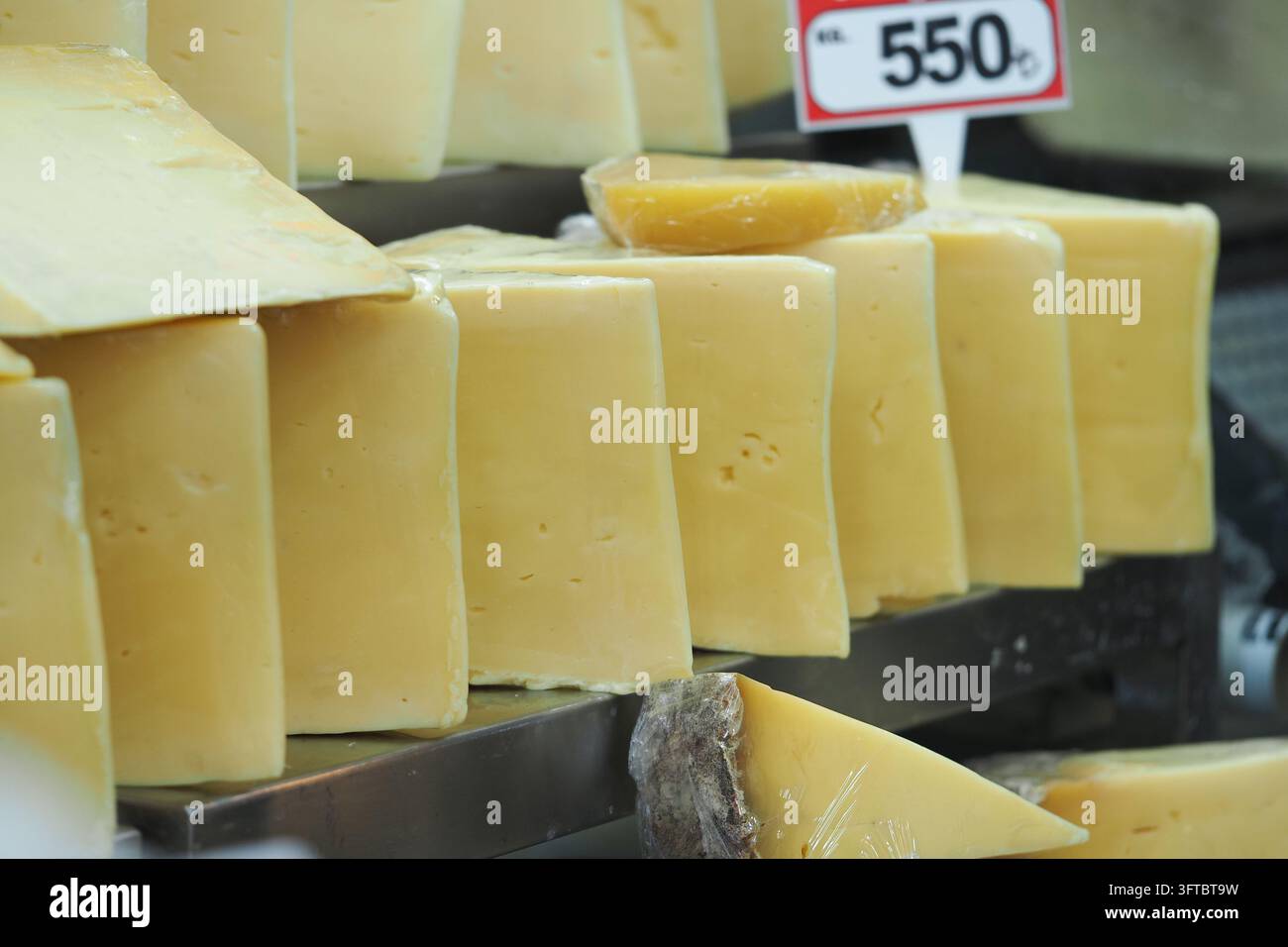 Blocs de fromage exposés à la vente dans un marché local Banque D'Images