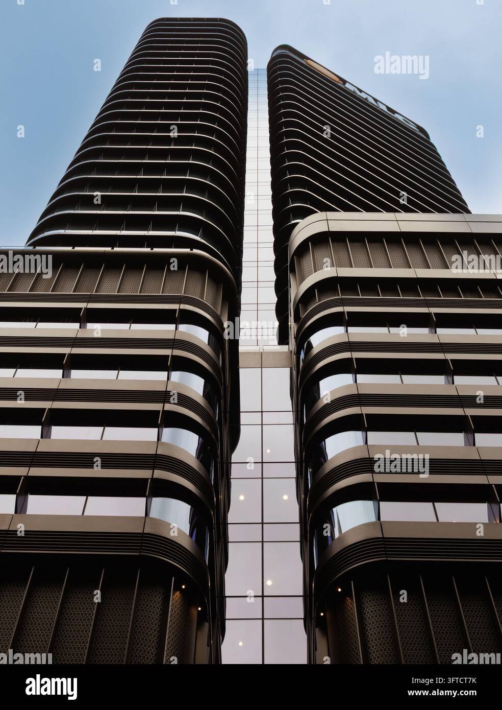 Vue symétrique à angle bas, vue de vers le sol, regardant entre les tours modernistes de Parkline Place à Sydney, Australie. Banque D'Images