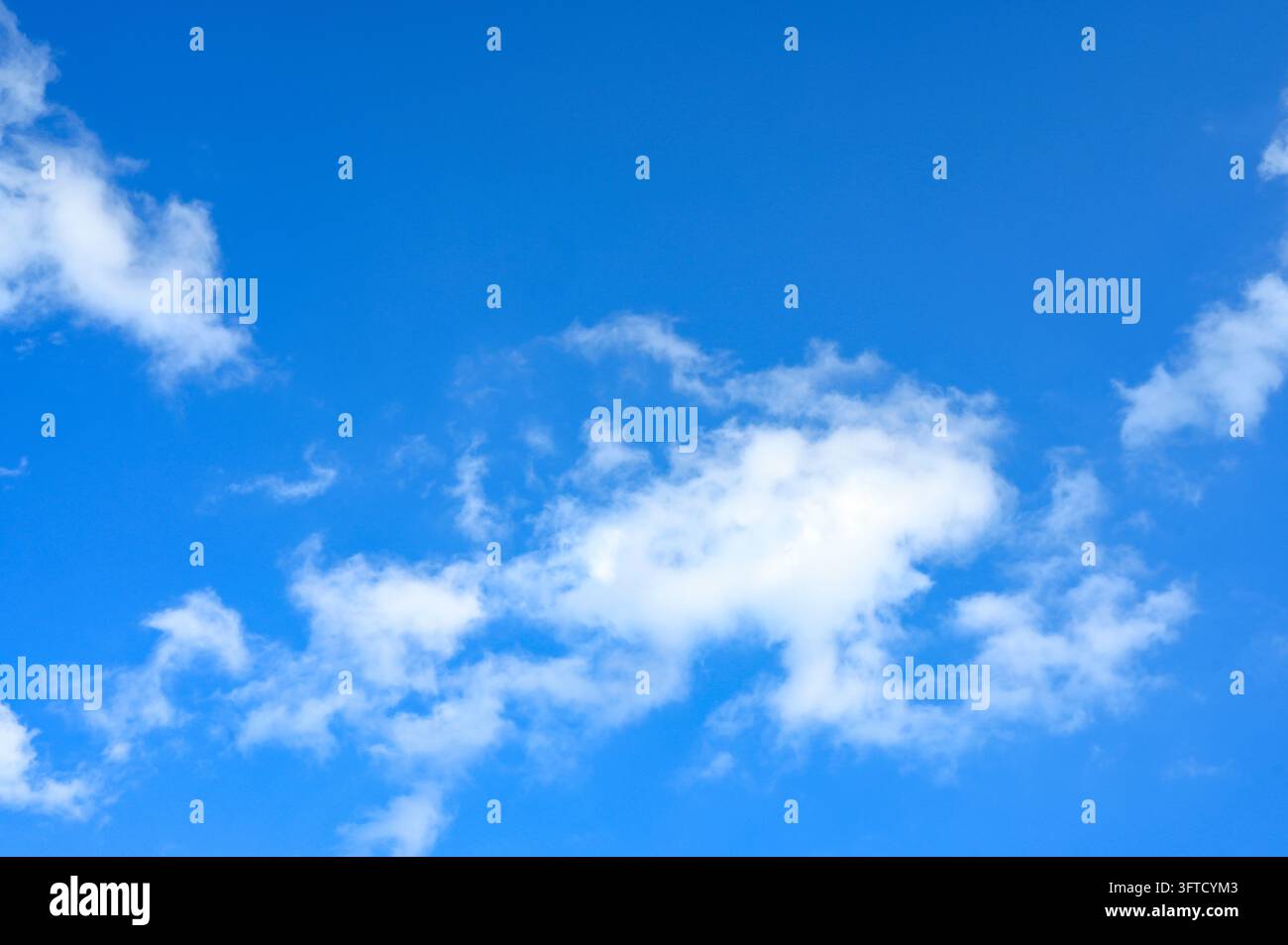 Ciel bleu et nuages blancs lors d'une journée d'été ensoleillée comme texture ou fond Banque D'Images