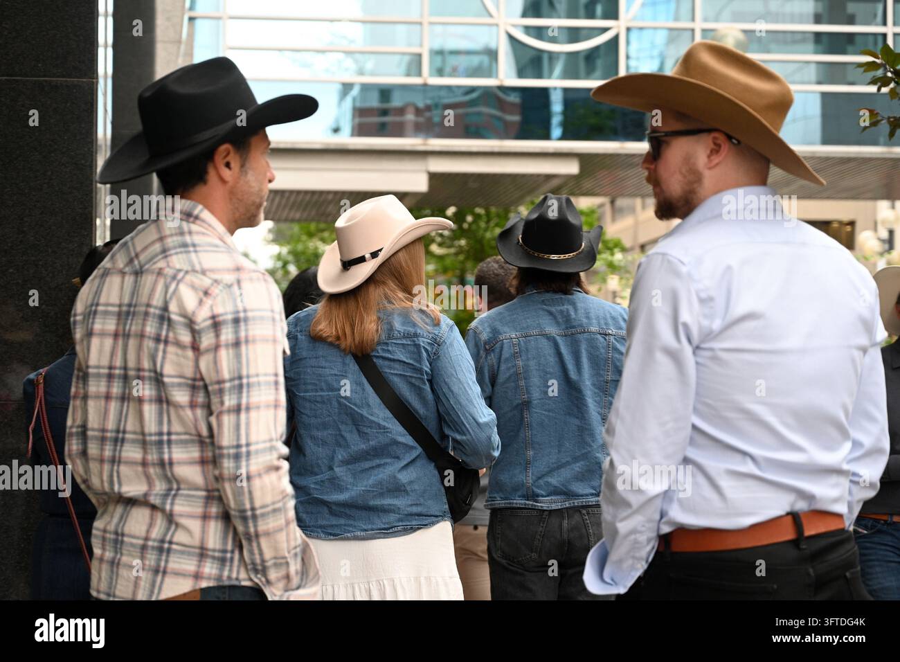 Calgary, Alberta, Canada – 5 juillet 2026 : Des personnes portant des chapeaux de cowboy dans une rue de Calgary lors du Calgary Stampede. Banque D'Images