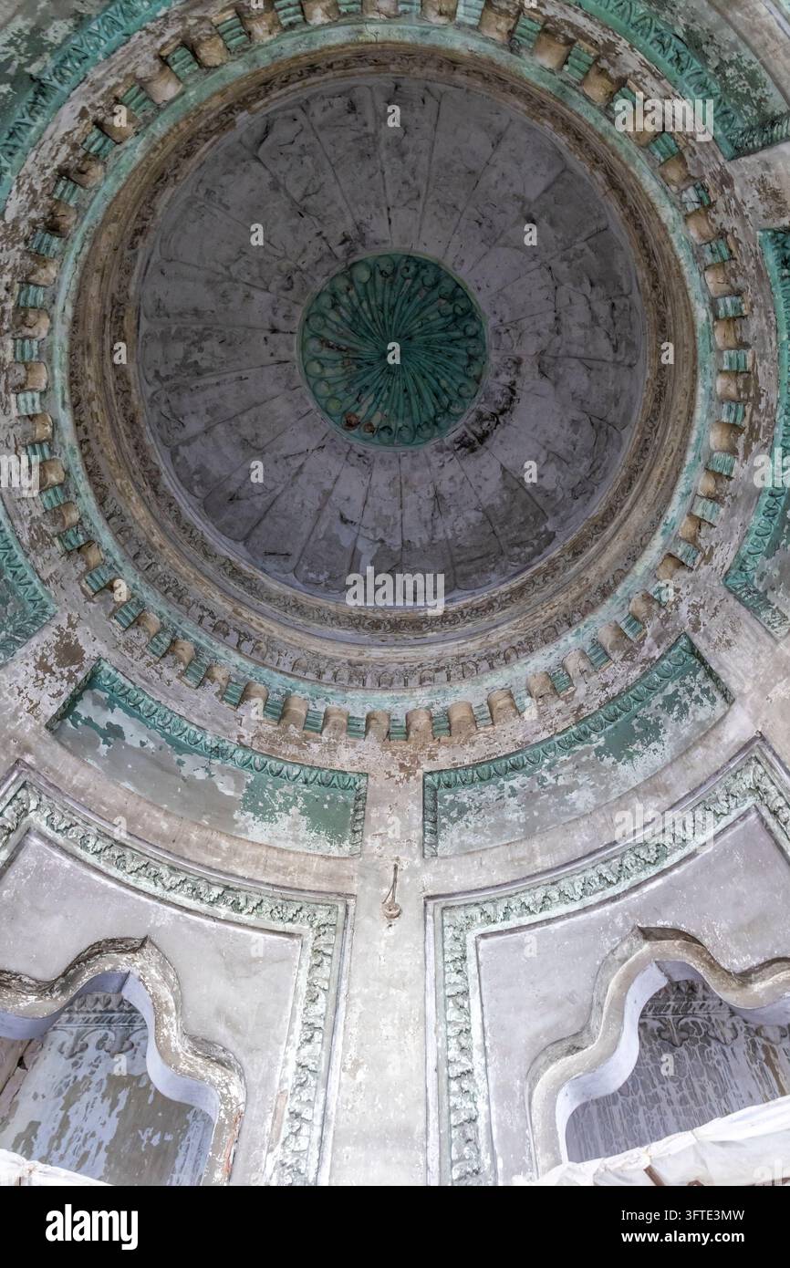 Regard vers le haut d'un vieux plafond en dôme avec des anneaux décoratifs concentriques et du plâtre écaillé autour de deux ouvertures en arc, Bengale occidentale, Kolkata, Inde Banque D'Images