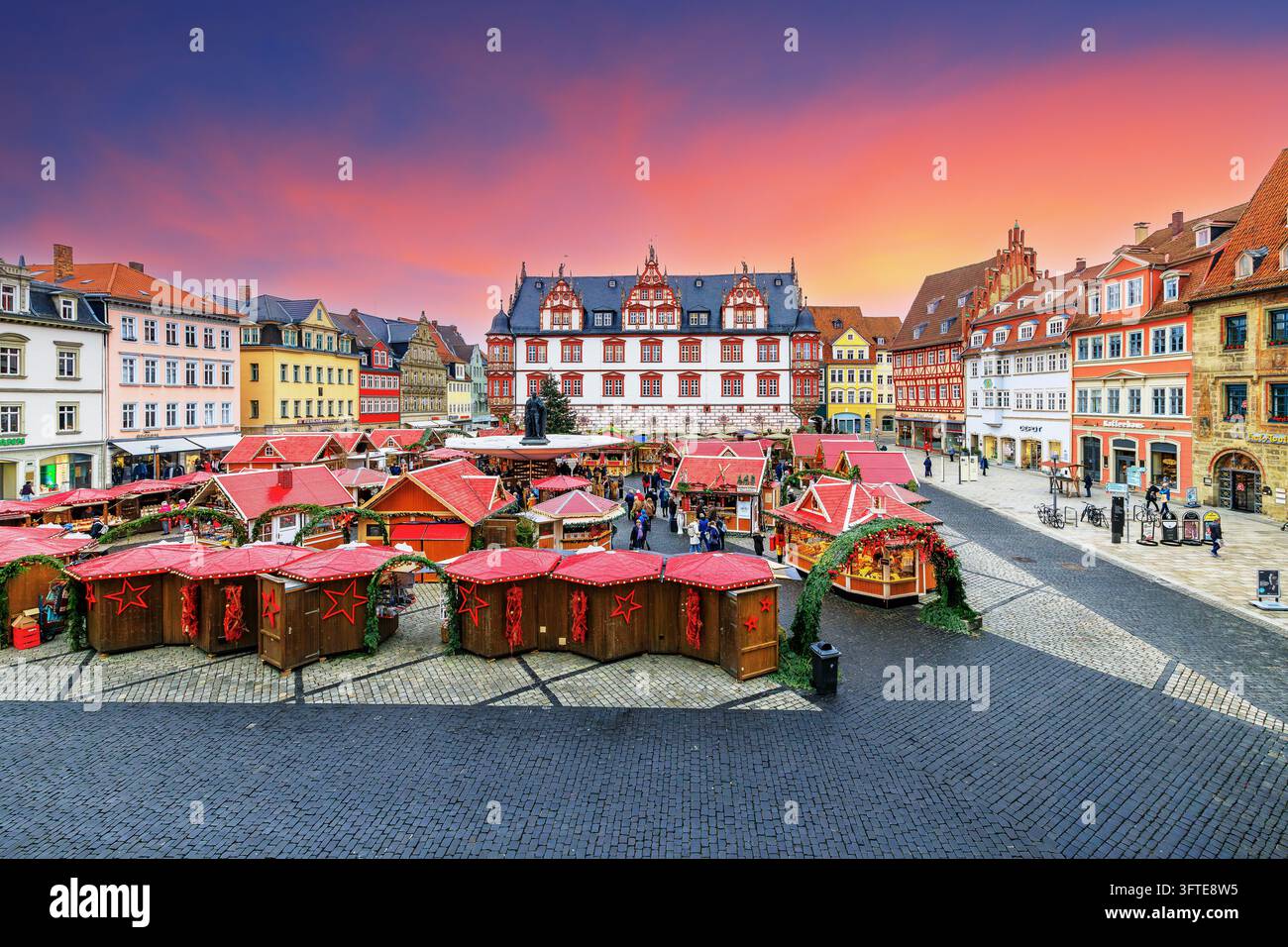 Cobourg, Allemagne - 3 décembre 2025 : Vue sur le marché de Noël place du marché de Cobourg. Banque D'Images