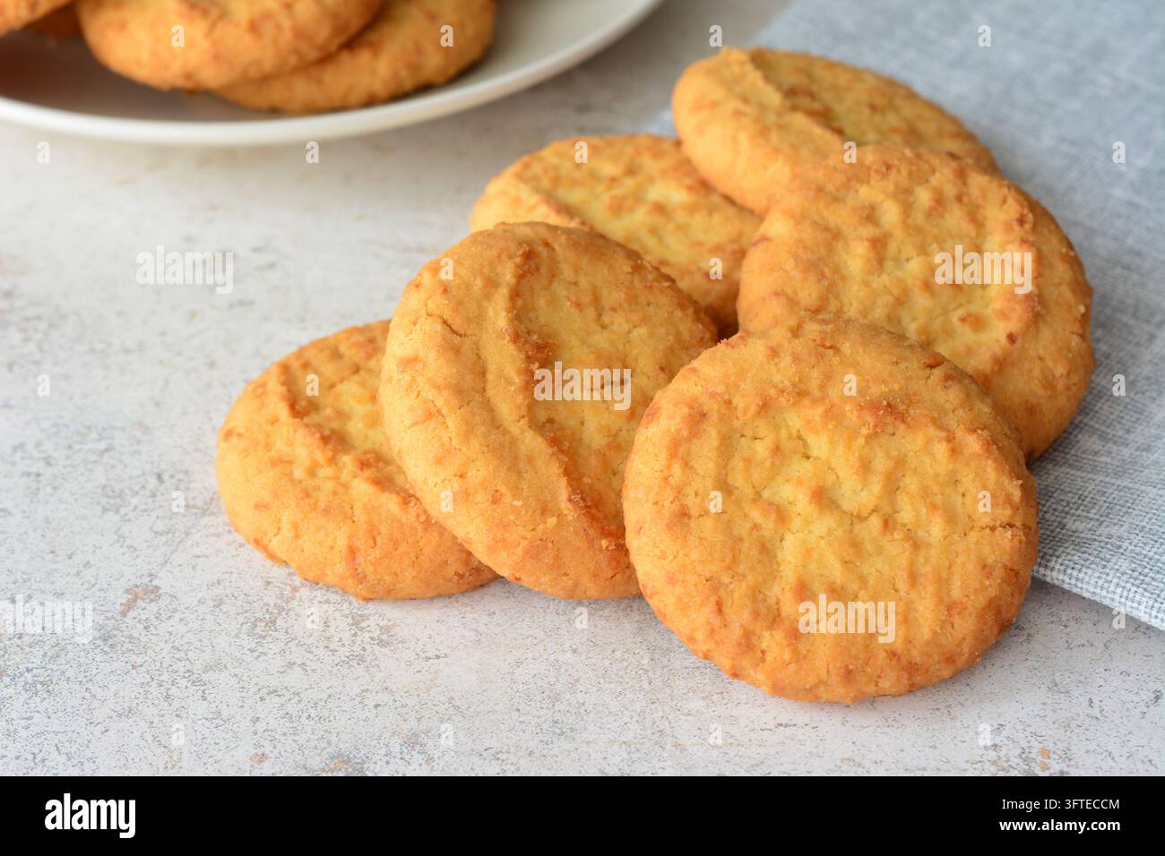 Cookies au coco dorés sur une assiette et une serviette Banque D'Images