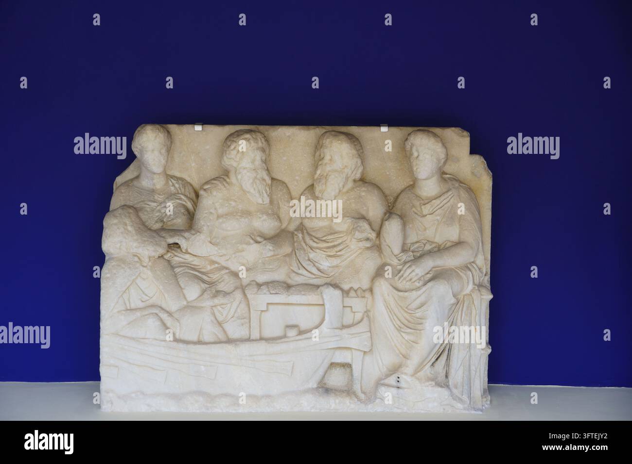 Athènes, Grèce, 27 septembre 2026. Une sculpture funéraire montrant la personne partante dans un bateau et ses proches Banque D'Images