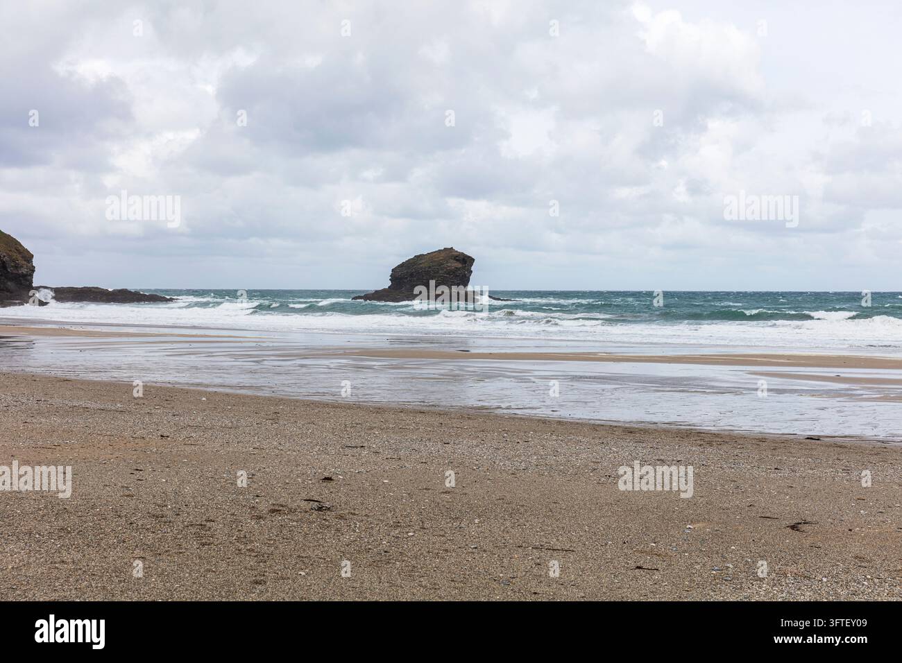 Plage de sable à Portreath, Cornouailles, Angleterre, Royaume-Uni. La côte et les falaises de l’ancien port minier encadrent la plage, avec Gull Rock Banque D'Images