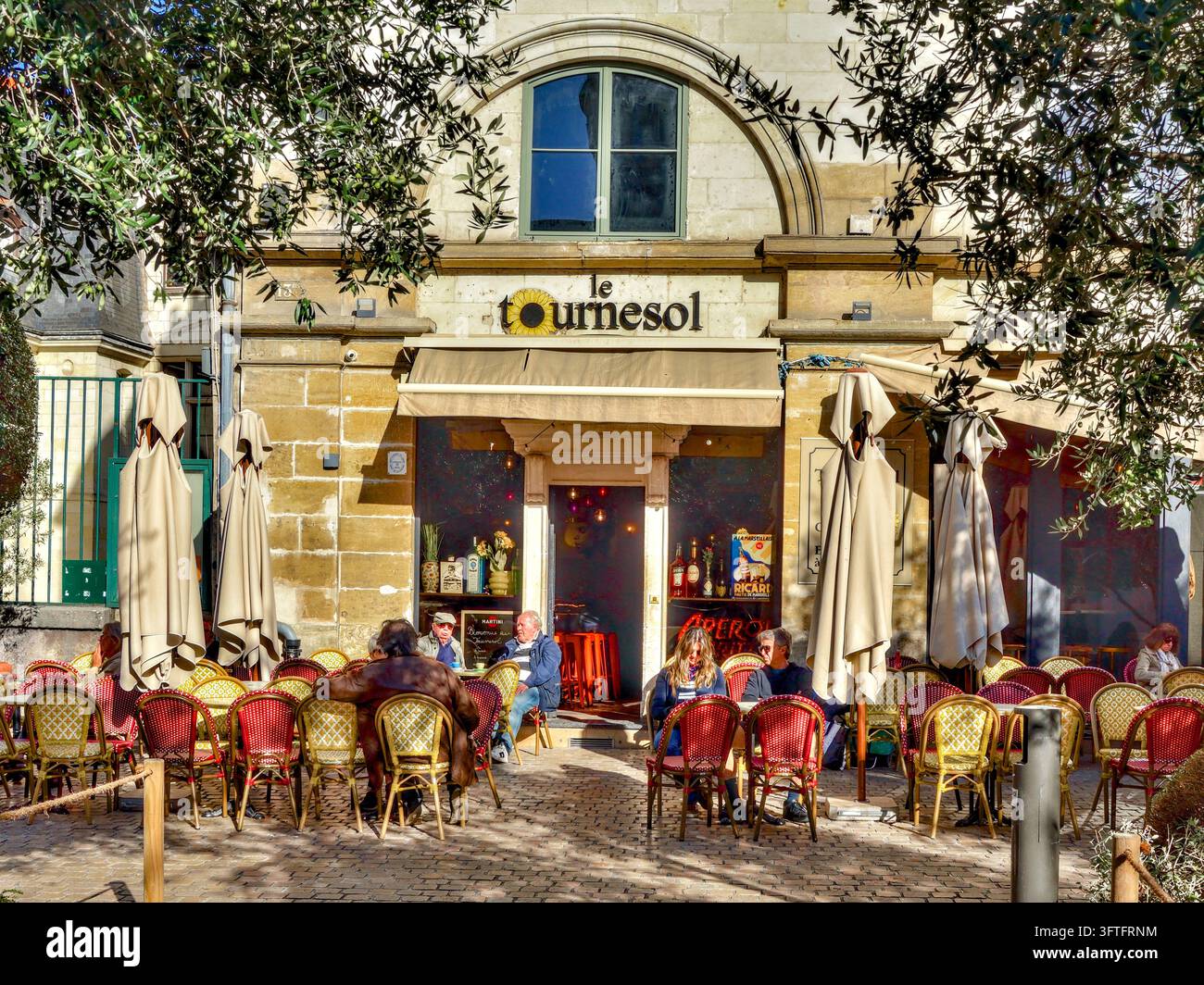Buveurs sur la terrasse du bistro / café Le Tournesol sur la Rue des Bons Enfants - Tours, Indre-et-Loire (37), France. Banque D'Images