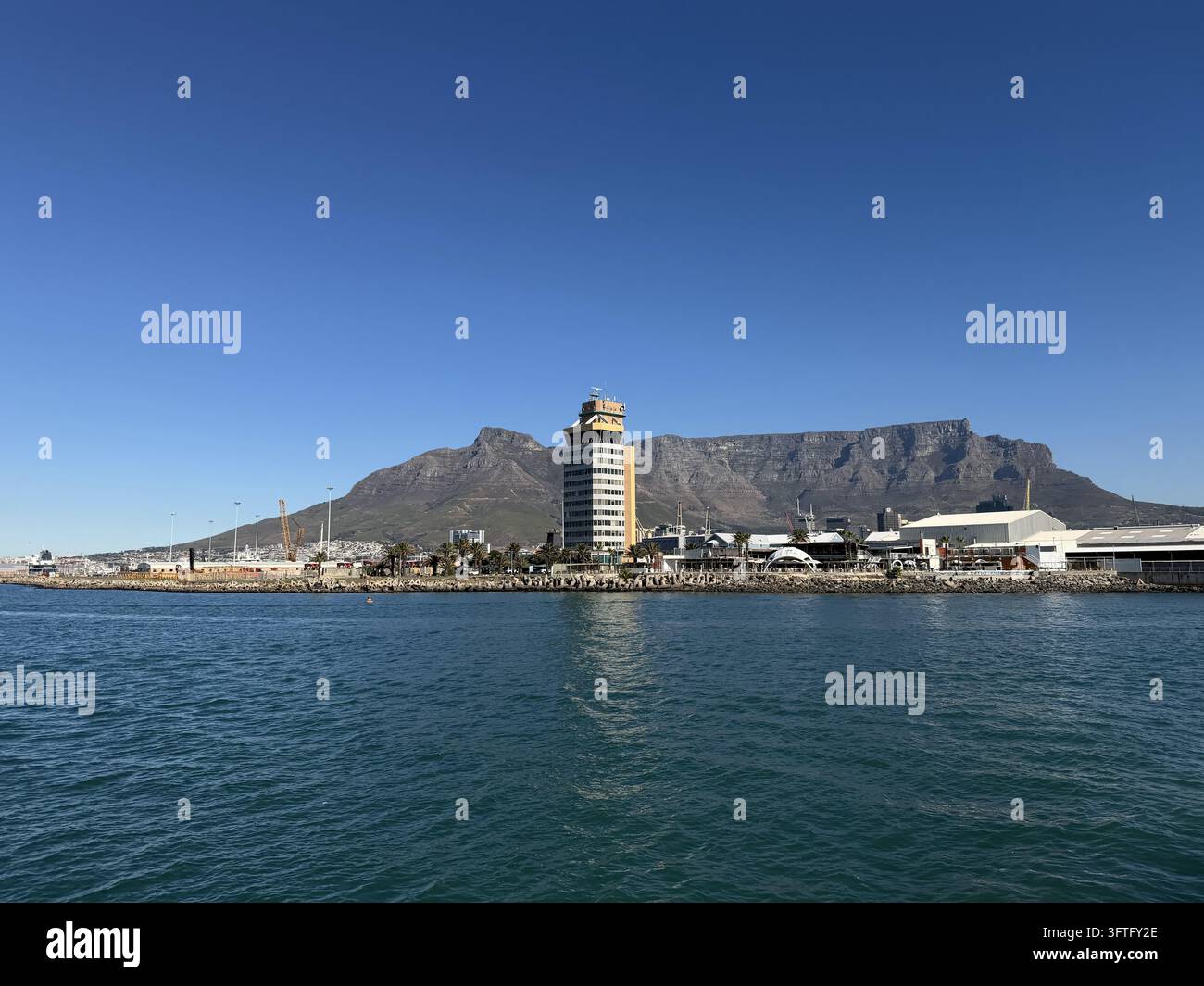 Port de Le Cap et le Mont du Table au-dessus de la Baie du Table, photographié au Cap, Cap occidental, Afrique du Sud. Banque D'Images