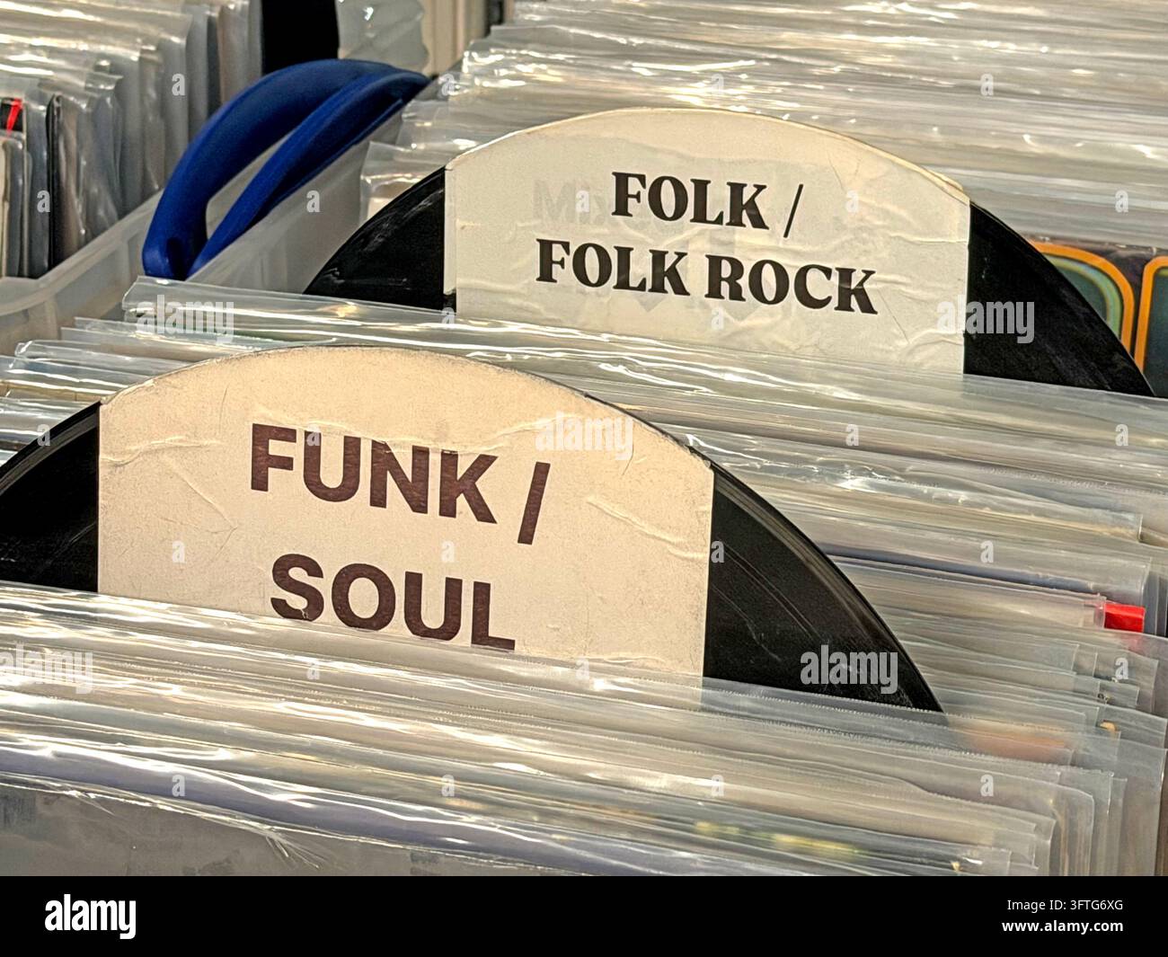 Sections d'albums vinyles funk soul et folk rock à une foire aux disques Banque D'Images