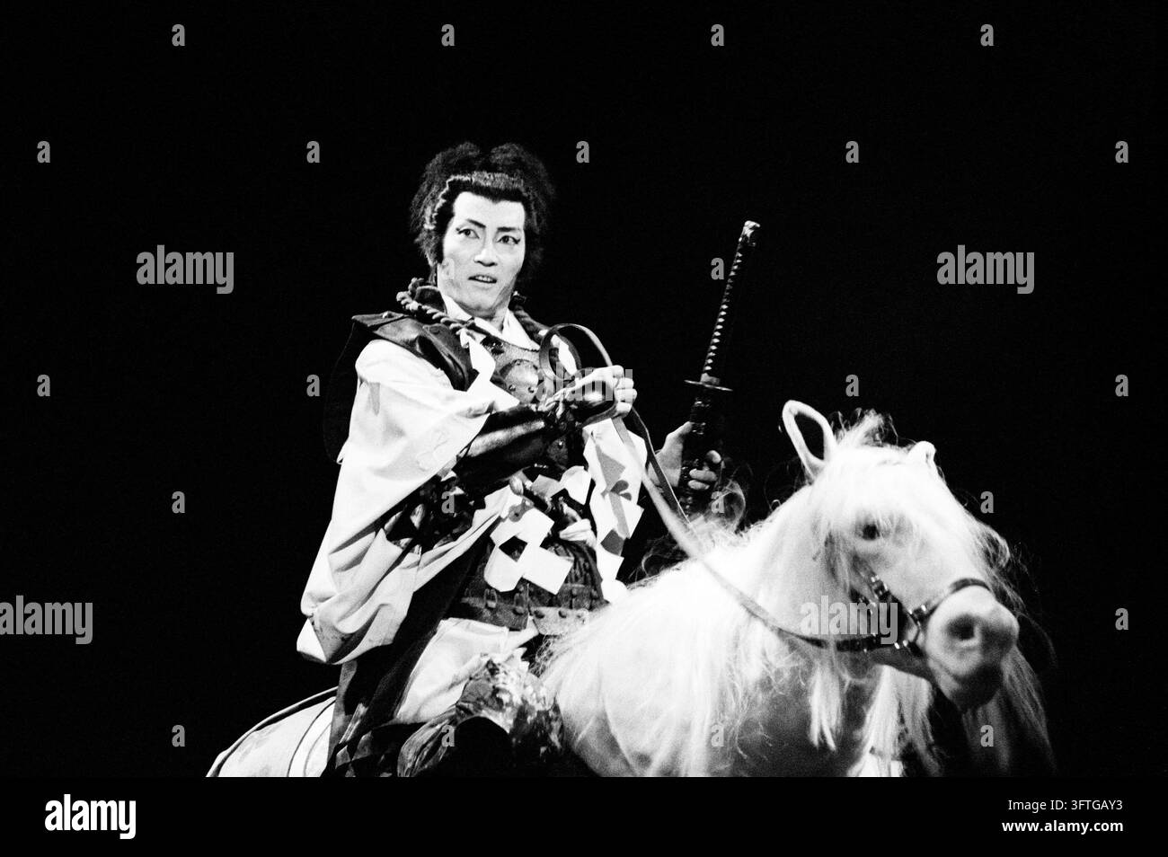 Masane Tsukayama (Macbeth) dans MACBETH de Shakespeare au Lyttelton Theatre, National Theatre (NT), Londres SE1  17/09/1987 une production de la Ninagawa Theatre Company  mise en scène : Kappa Senoh  costumes : Jusaburo Tsujimura  éclairage : Sumio Yoshii  metteur en scène : Yukio Ninagawa Banque D'Images