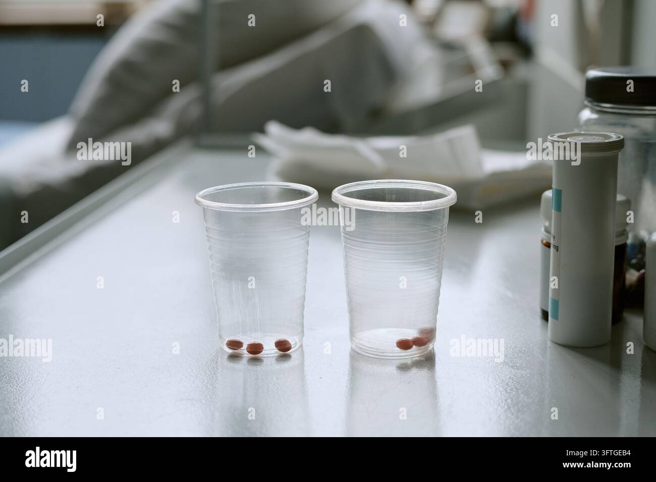 Comprimés de médicaments prescrits dans des gobelets en plastique pour les soins aux patients hospitaliers Banque D'Images