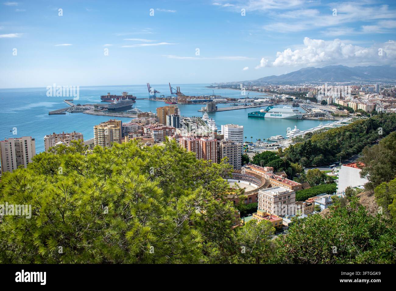 Vue panoramique du port de Málaga, des navires de croisière, des ferries et de la côte méditerranéenne depuis Gibralfaro, Andalousie, Espagne. Banque D'Images
